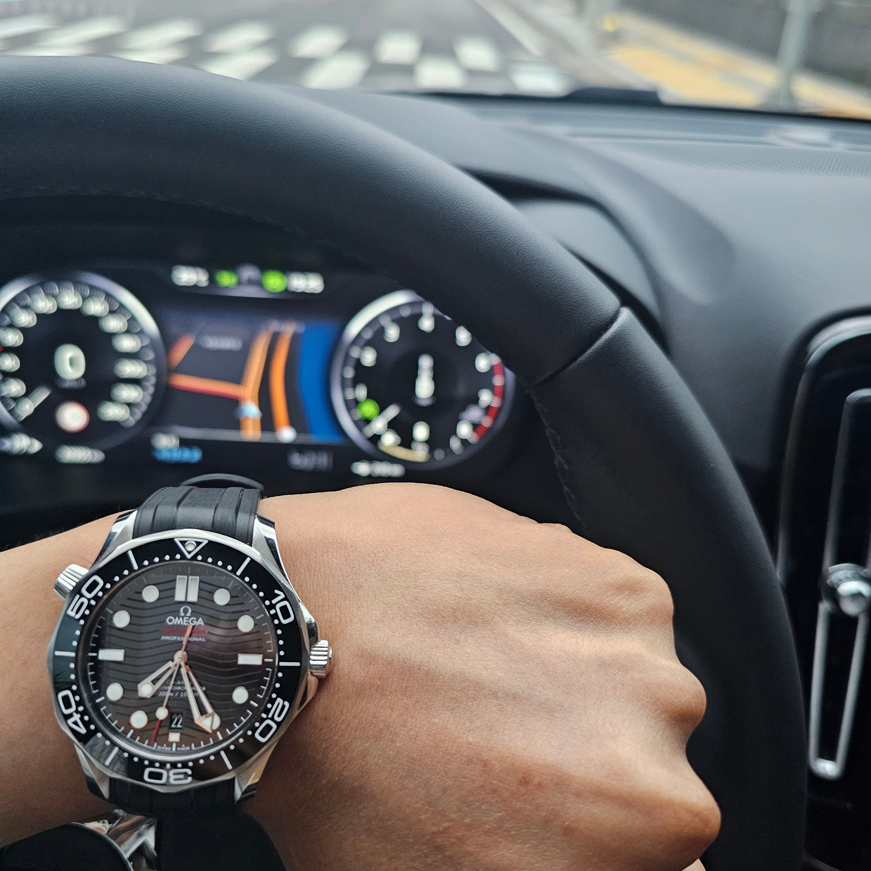 Omega Seamaster Diver 300M Co Axial Master Chronometer Steel Black 착용 스타일 - 3