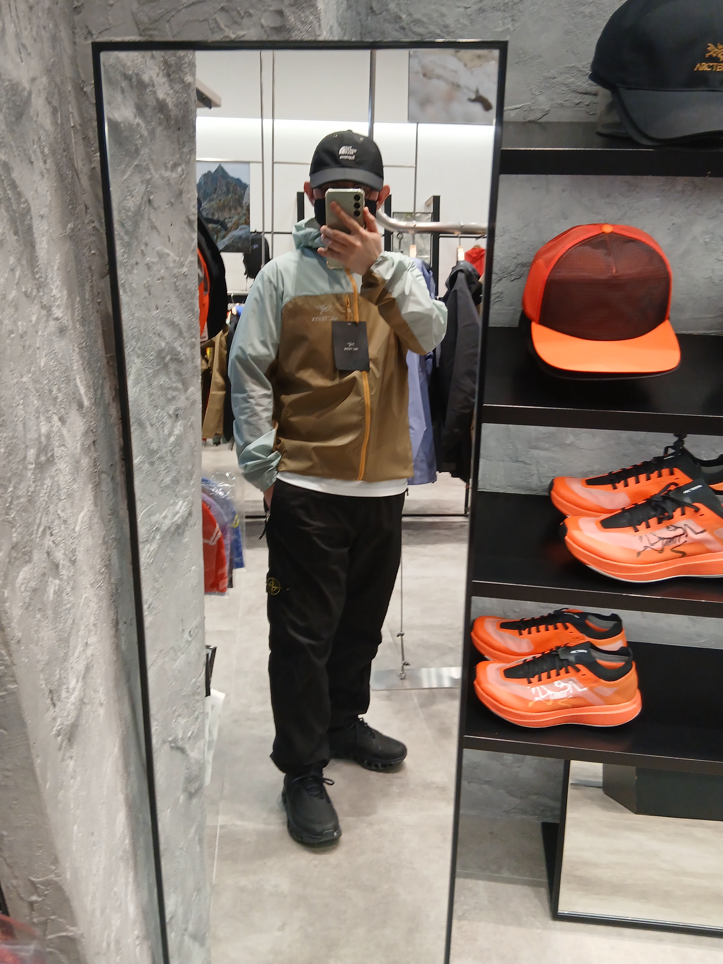 Supreme x The North Face Split 6-Panel Black - 24SS, Stone Island 3100005 Nylon Metal in Econyl Mesh Lining Regular Fit Pants Black - 25SS 착용 스타일 - 1