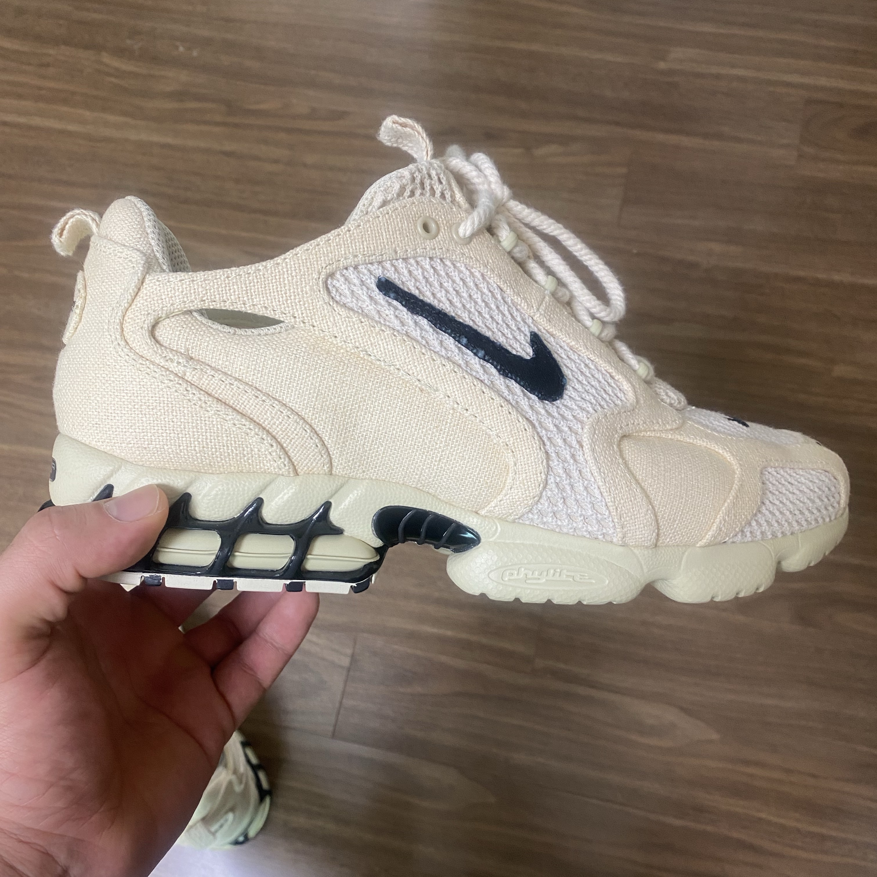 Nike x Stussy Air Zoom Spiridon Cage 2 Fossil 착용 스타일 - 4