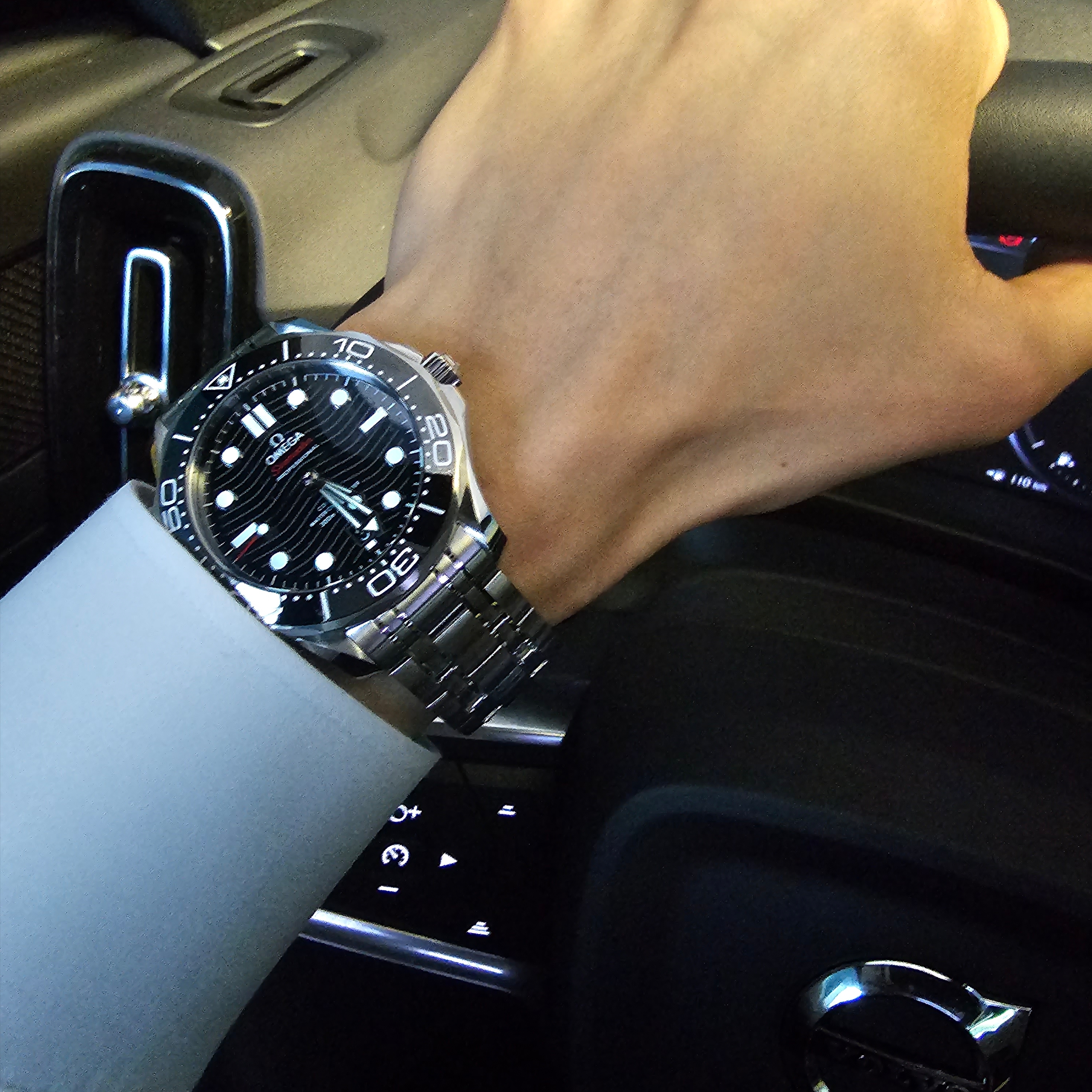Omega Seamaster Diver 300M Co Axial Master Chronometer Steel Black 착용 스타일 - 2