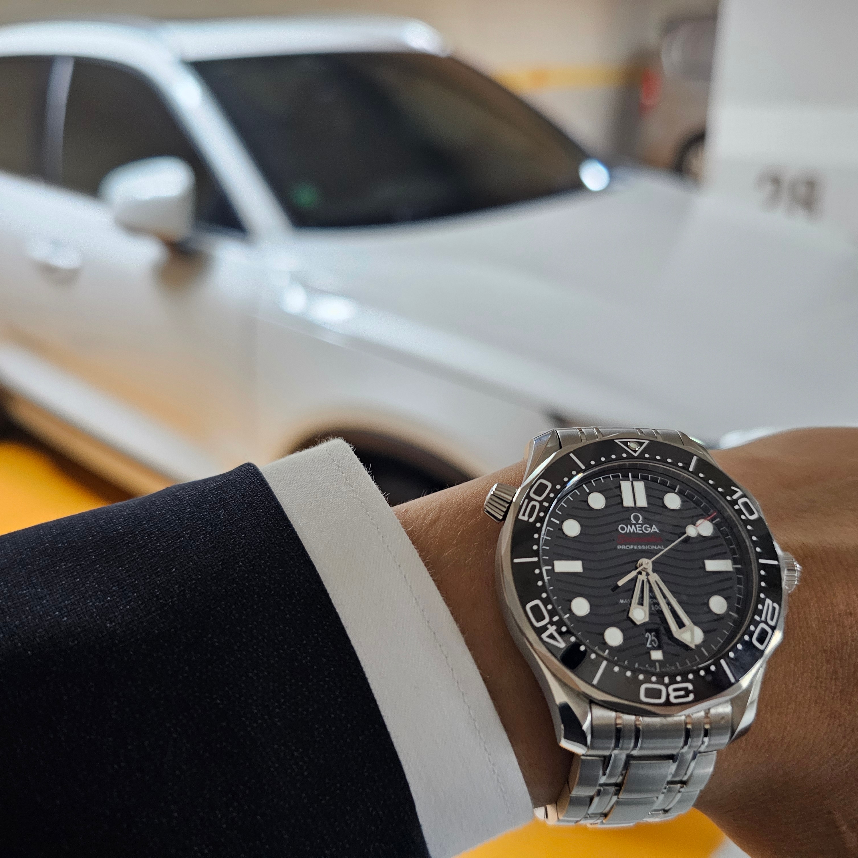 Omega Seamaster Diver 300M Co Axial Master Chronometer Steel Black 착용 스타일 - 4