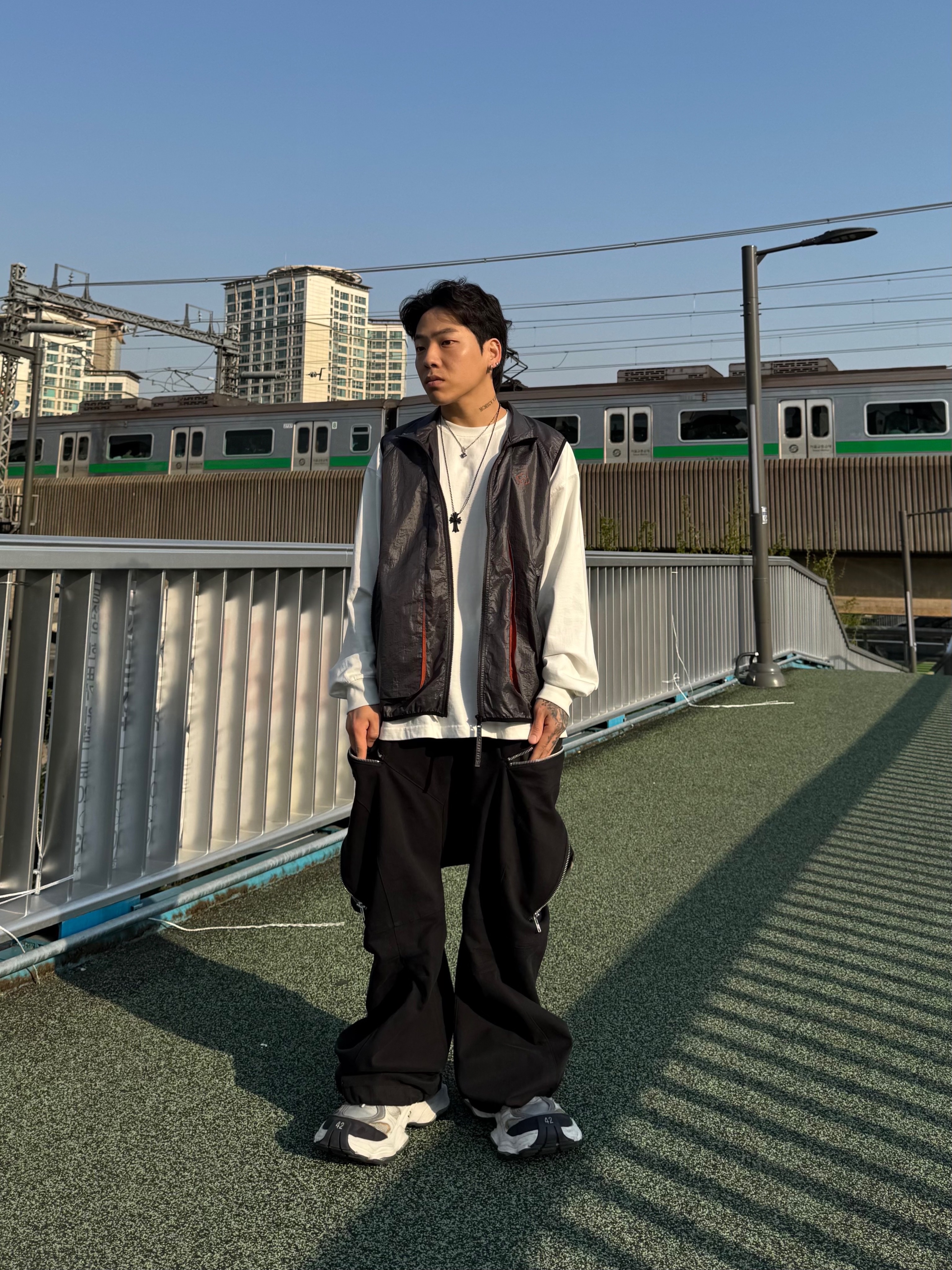 Balenciaga Cargo Sneakers White Grey 착용 스타일 - 2