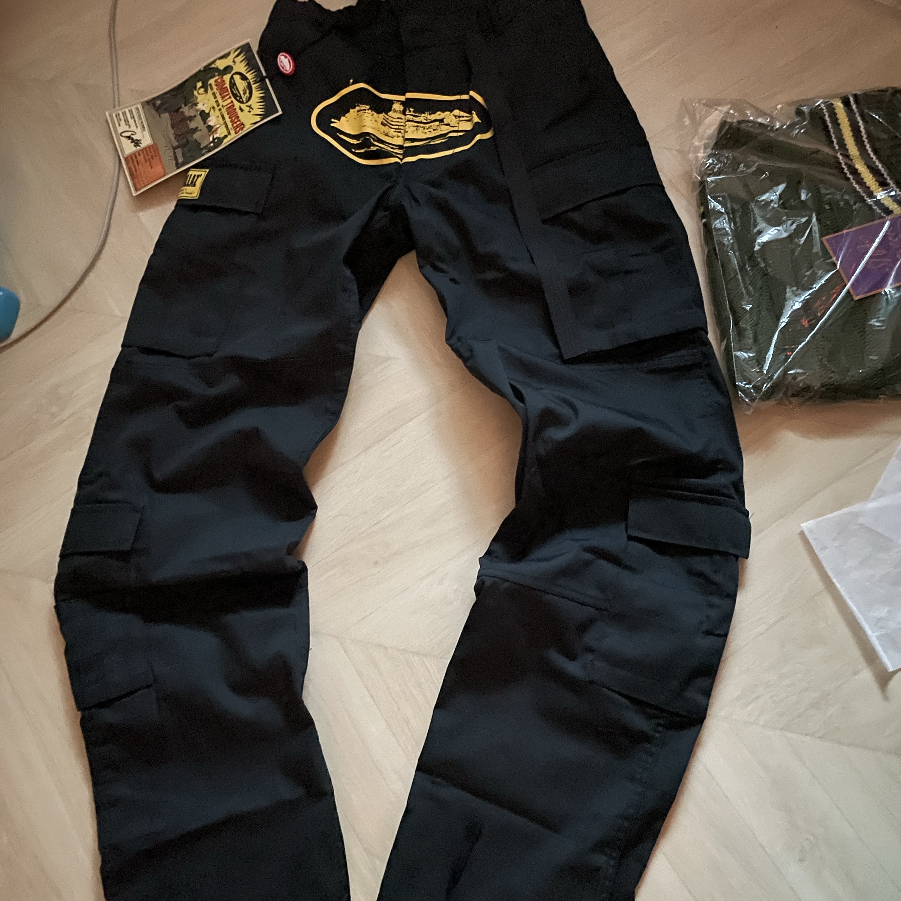 Corteiz Alcatraz Hoodie 2024 Black, Corteiz Guerillaz Cargos Triple Black 착용 스타일 - 3