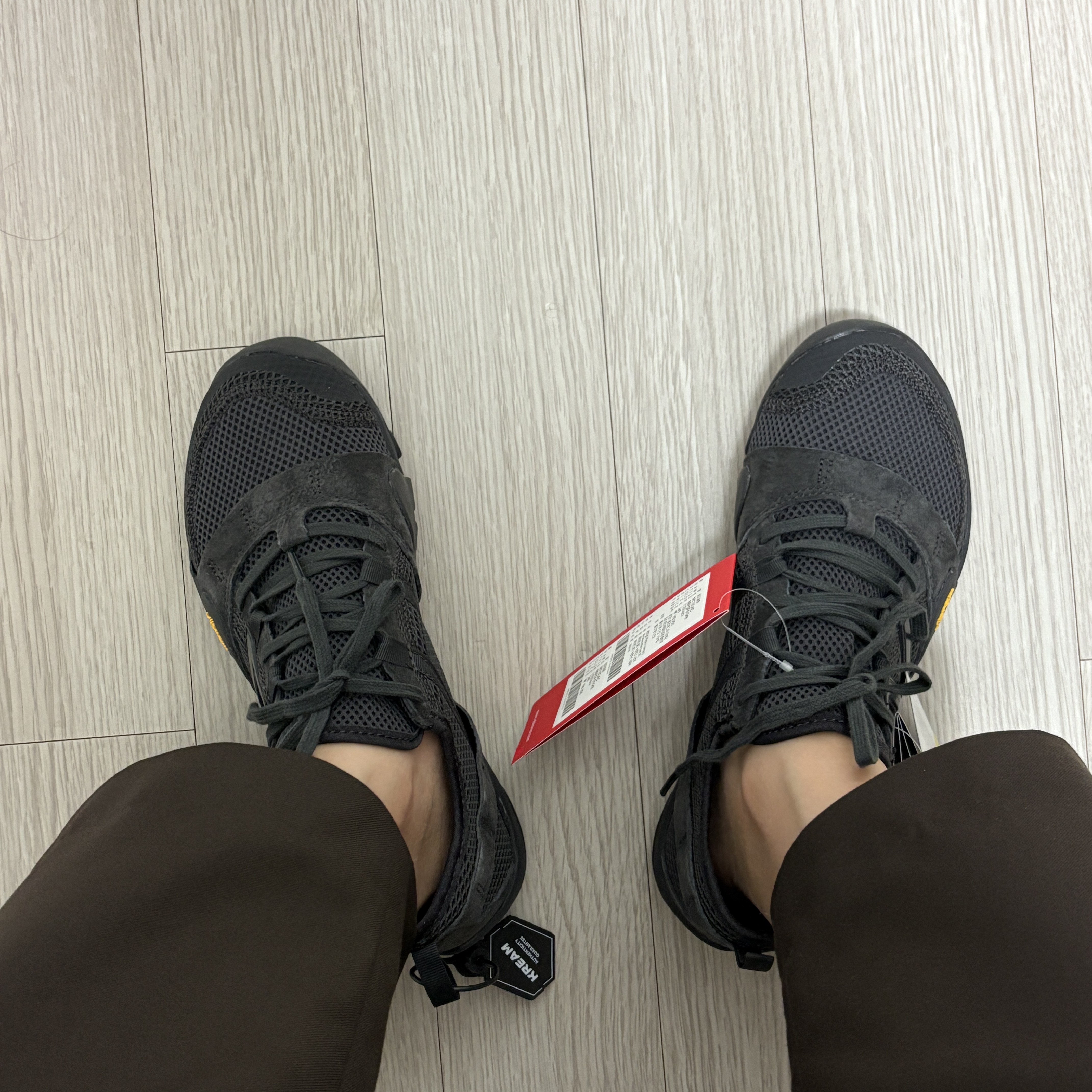 New Balance Minimus MT10O Black Castlerock 착용 스타일