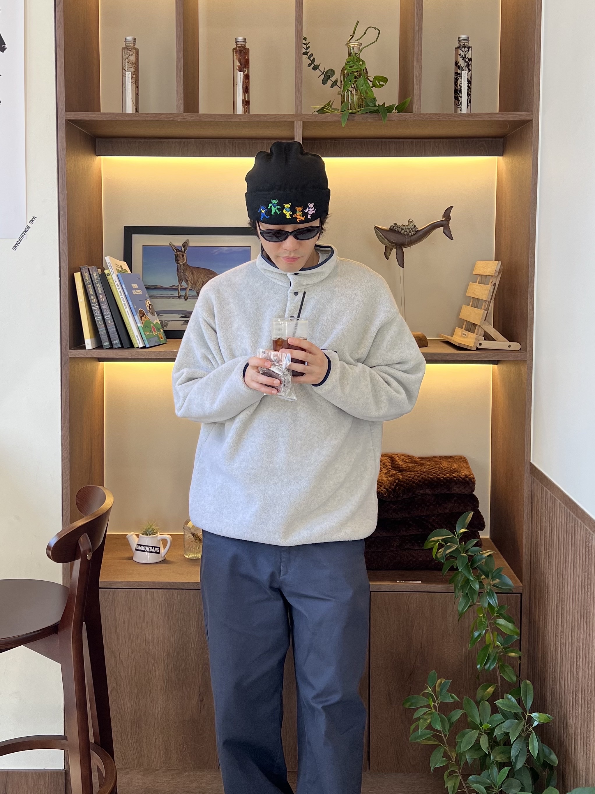 Thisisneverthat x Grateful Dead Dancing Bears Beanie Black, Patagonia Synchilla Snap-T Fleece Pullover Oatmeal Heather 착용 스타일 - 1
