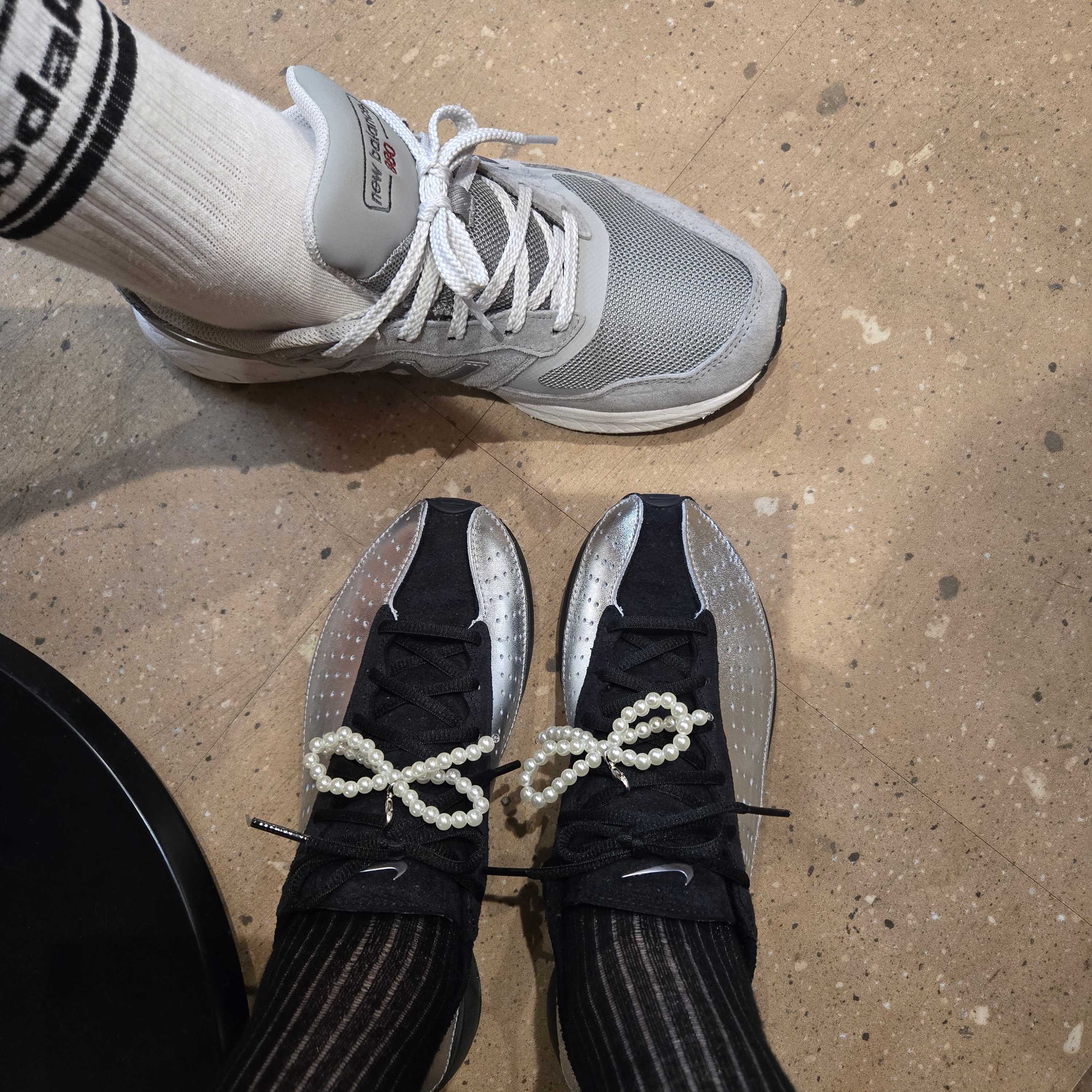 (W) Nike Air Superfly Metallic Silver and Black 착용 스타일 - 2