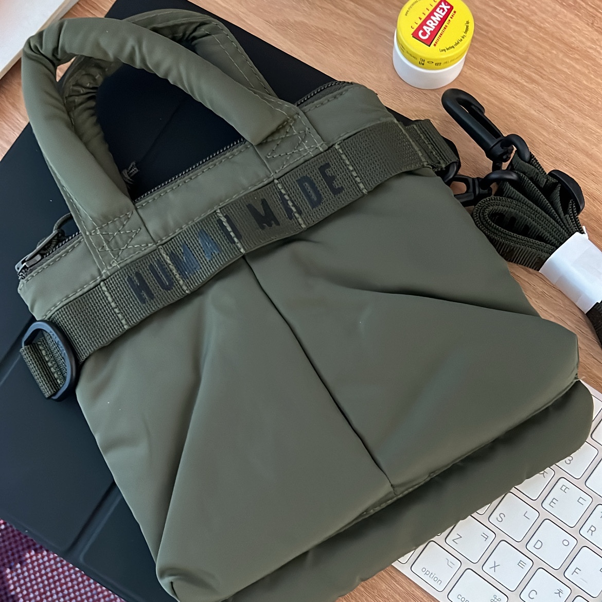 Human Made Mini Helmet Bag Olive Drab, Apple iPad Pro 7th Gen 13-inch Wifi 256GB Standard Glass Space Black (Korean Ver.) 착용 스타일