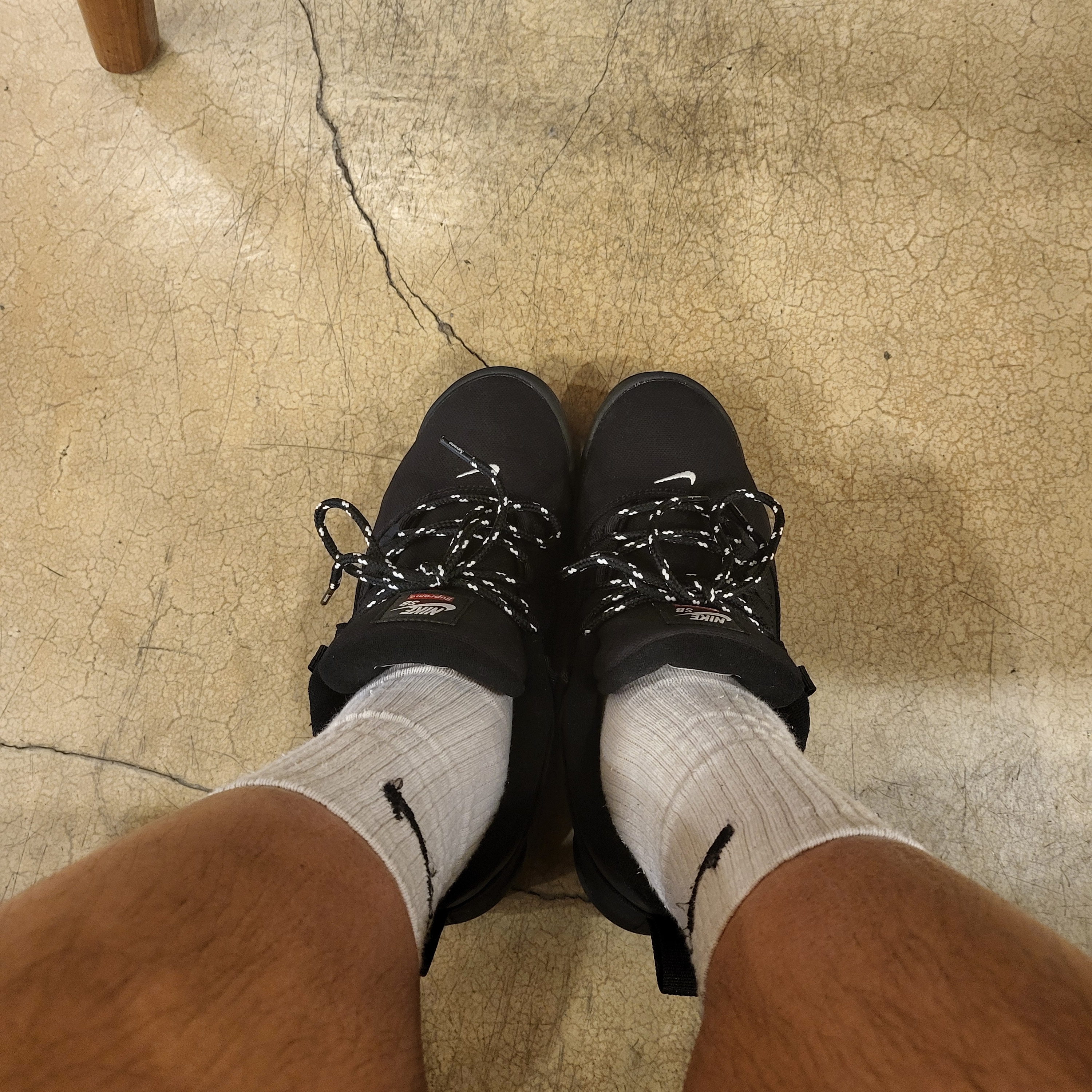 Nike x Supreme SB Darwin Low Black 착용 스타일 - 2