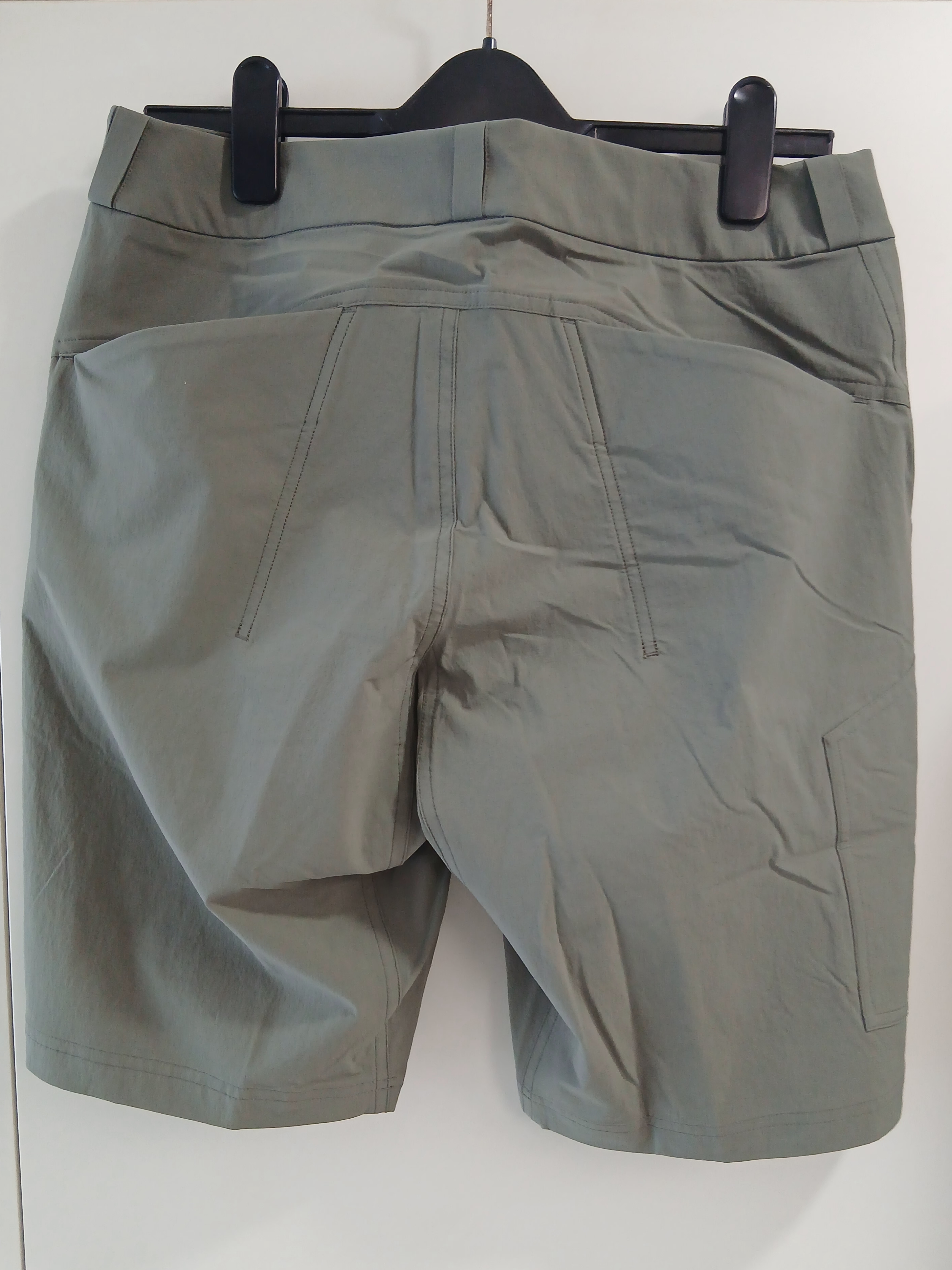 Arc'teryx Cronin Shorts 11 Inch Black 착용 스타일 - 5