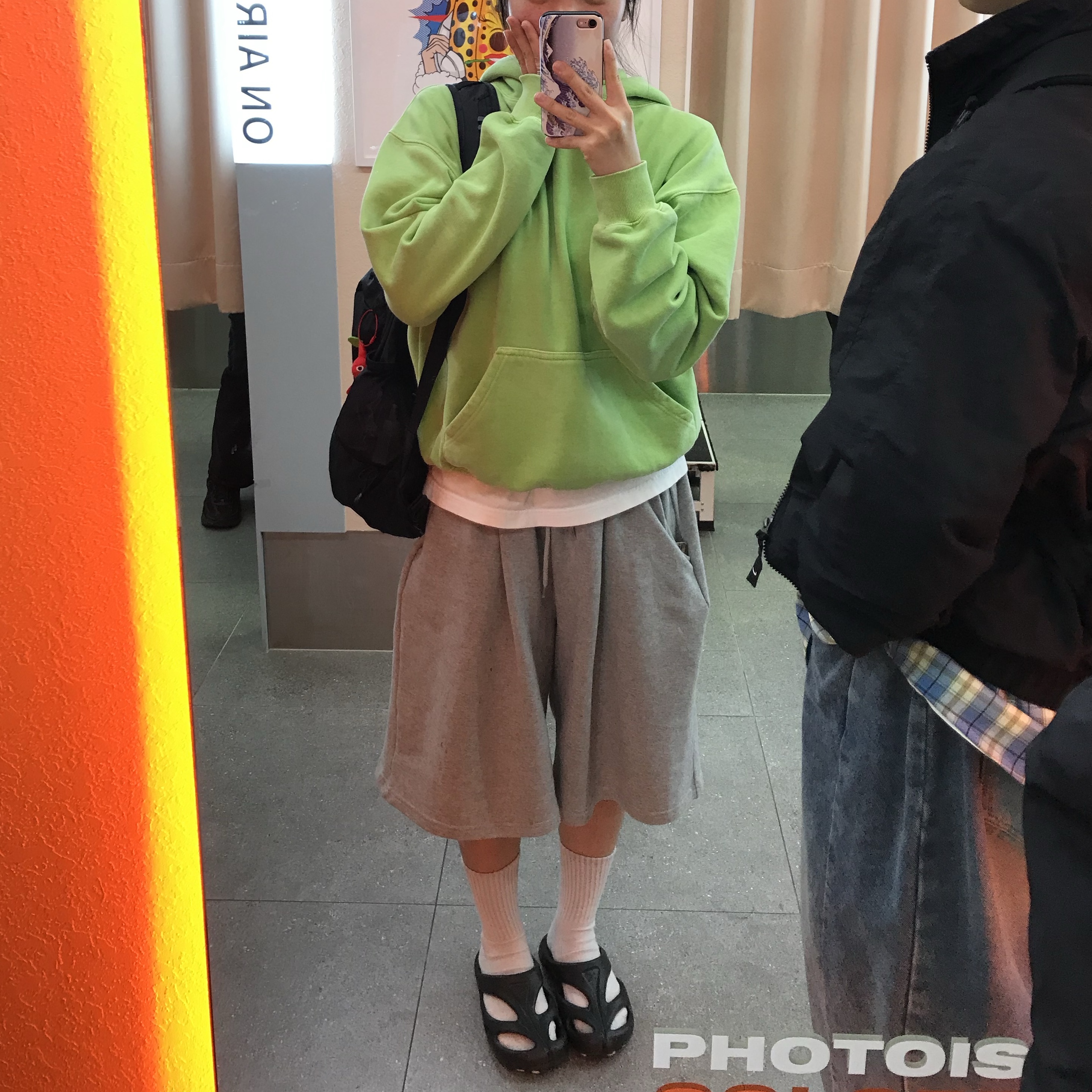 (W) Keen Shanti Black Dawn Blue, IAB Studio Pigment Hoodie Apple Green 착용 스타일 - 1