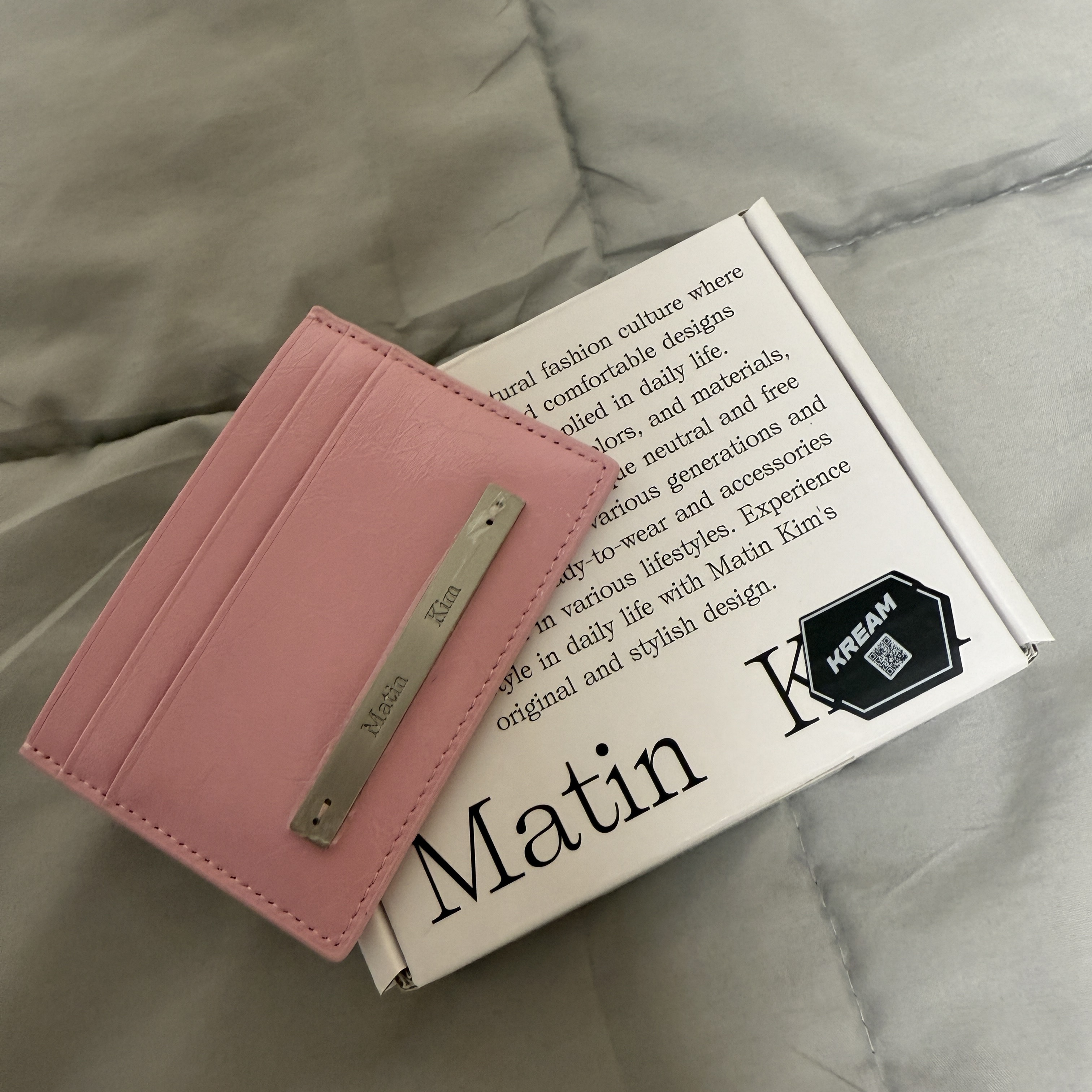 Matin Kim Glossy Card Wallet Pink 착용 스타일
