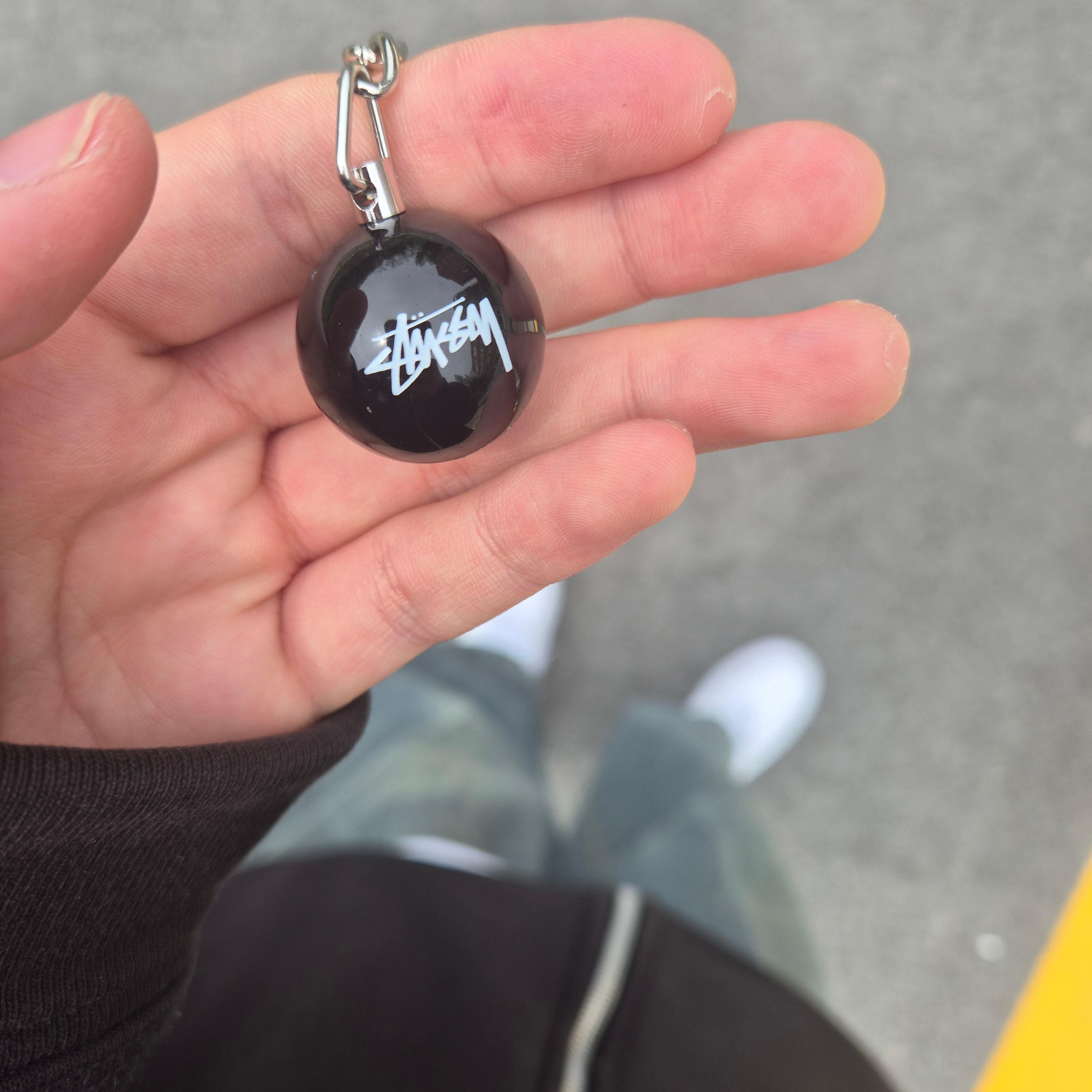 Stussy 8 Ball Keychain Black, Nike x Supreme Air Force 1 Low White 착용 스타일