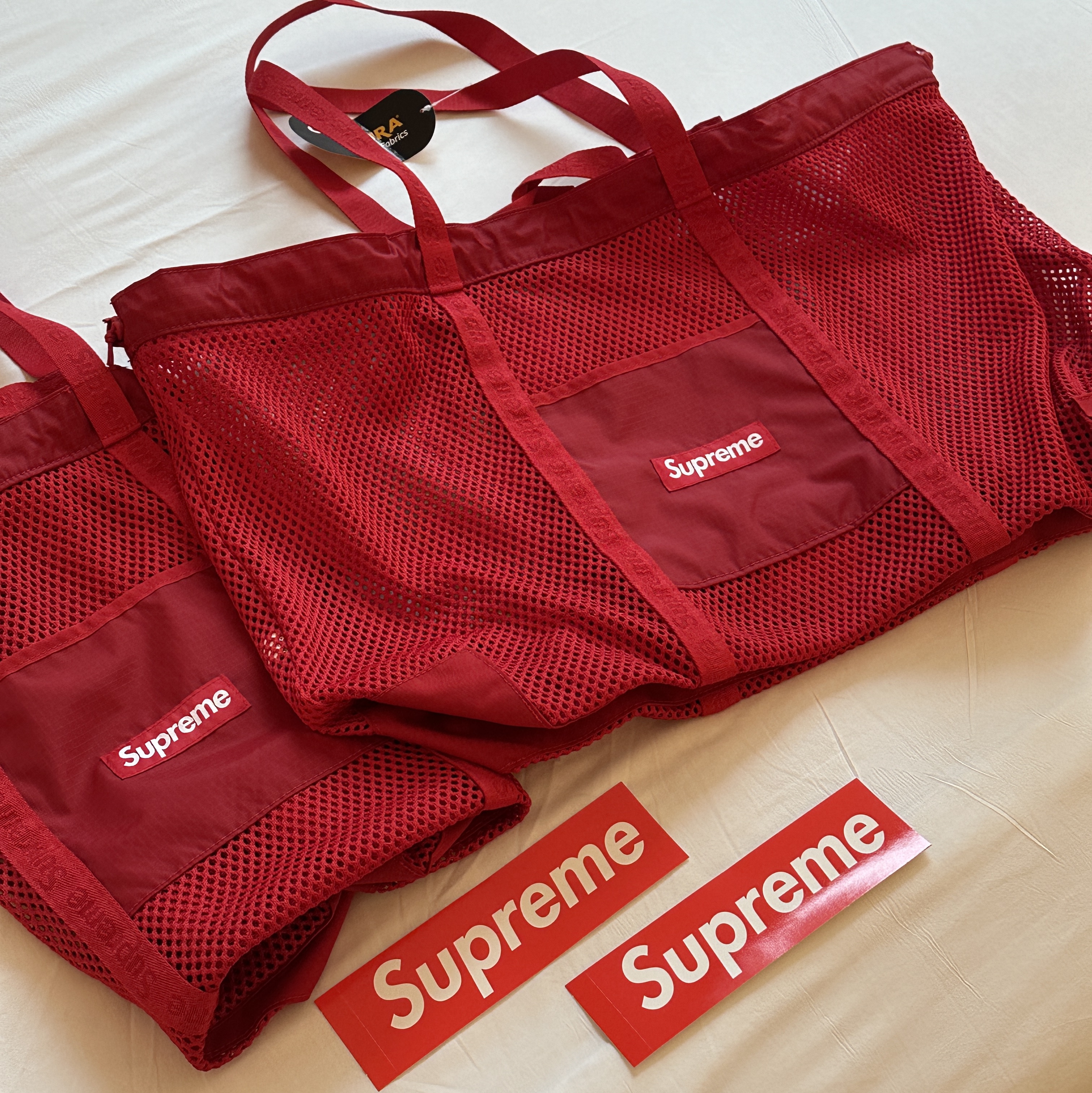 Supreme Mesh Tote Bag Red - 25SS 착용 스타일