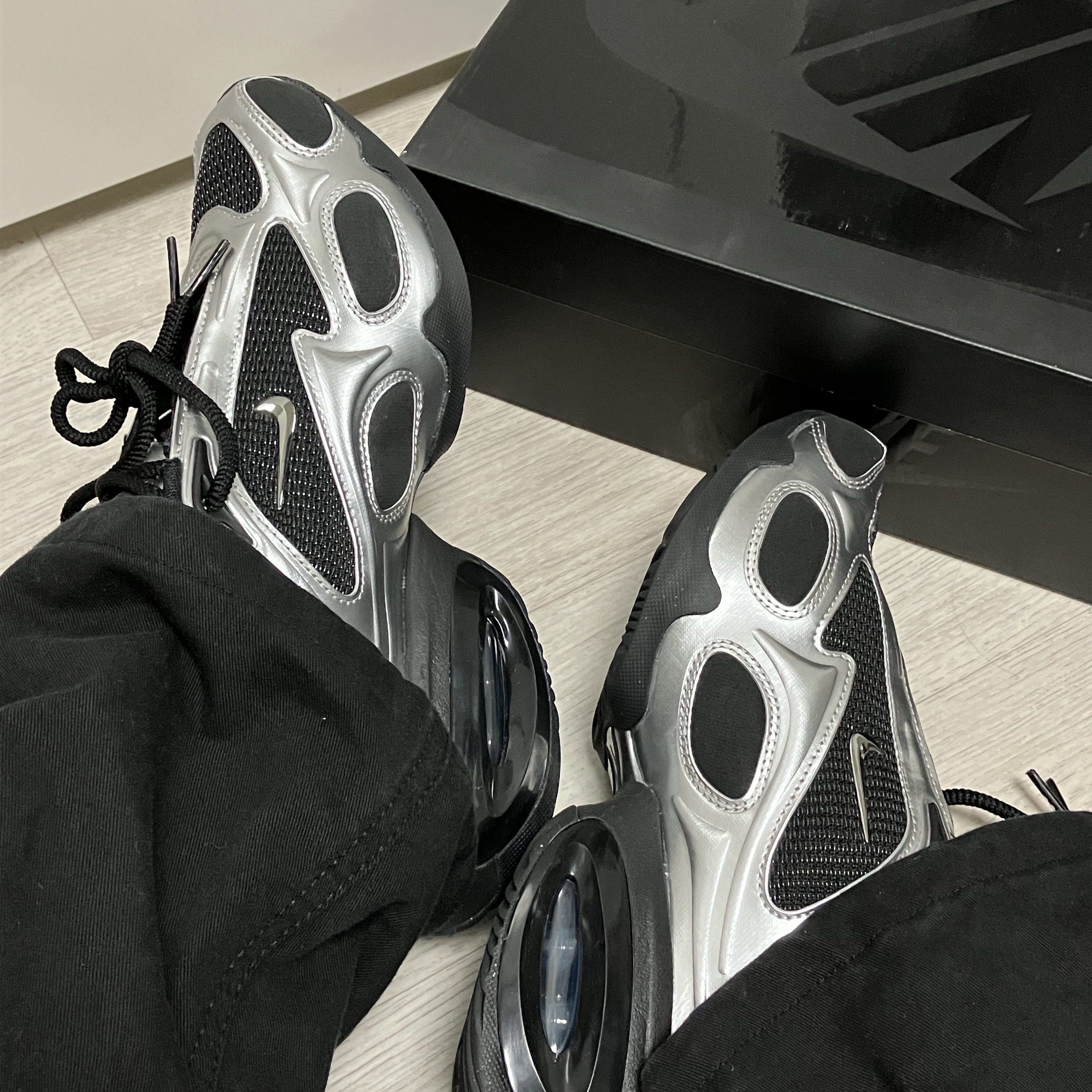 (W) Nike Air Max Muse Black and Metallic Silver 착용 스타일 - 1