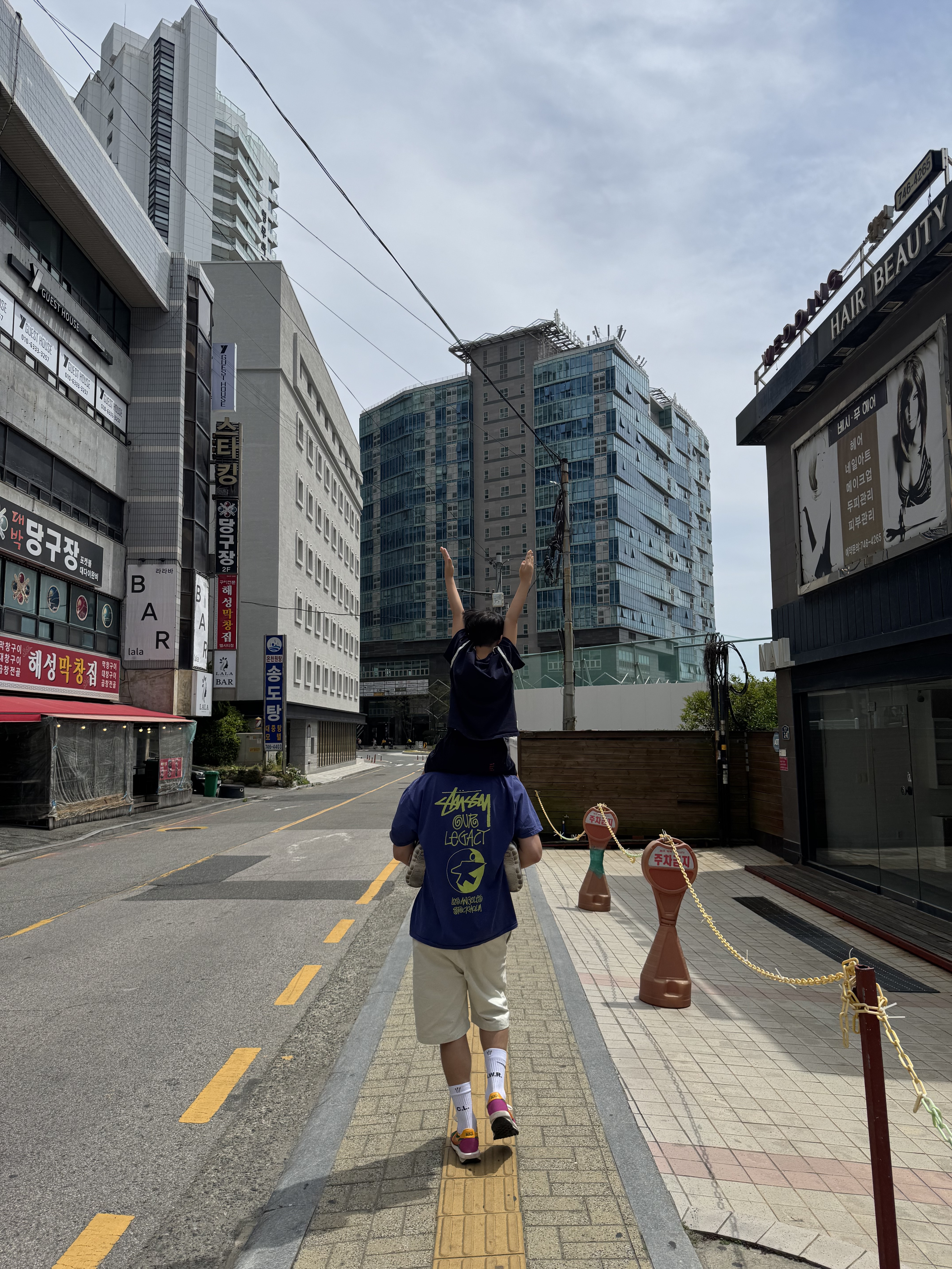 Stussy x Our Legacy Surfman Pigment Dyed T-Shirt Blueberry, Nike x Sacai LDWaffle Pine Green 착용 스타일 - 3