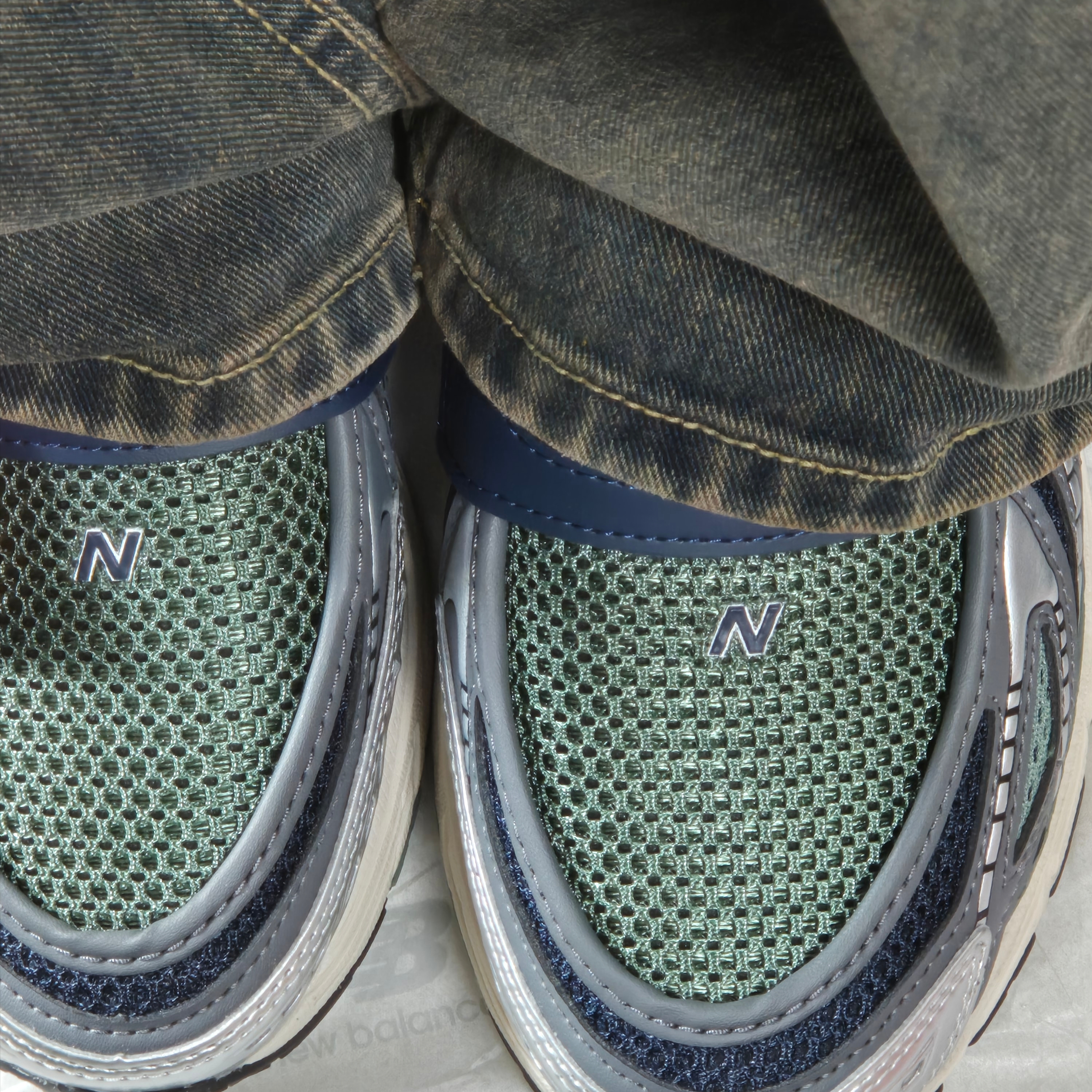 New Balance 1906L Silver Metallic Navy 착용 스타일 - 2