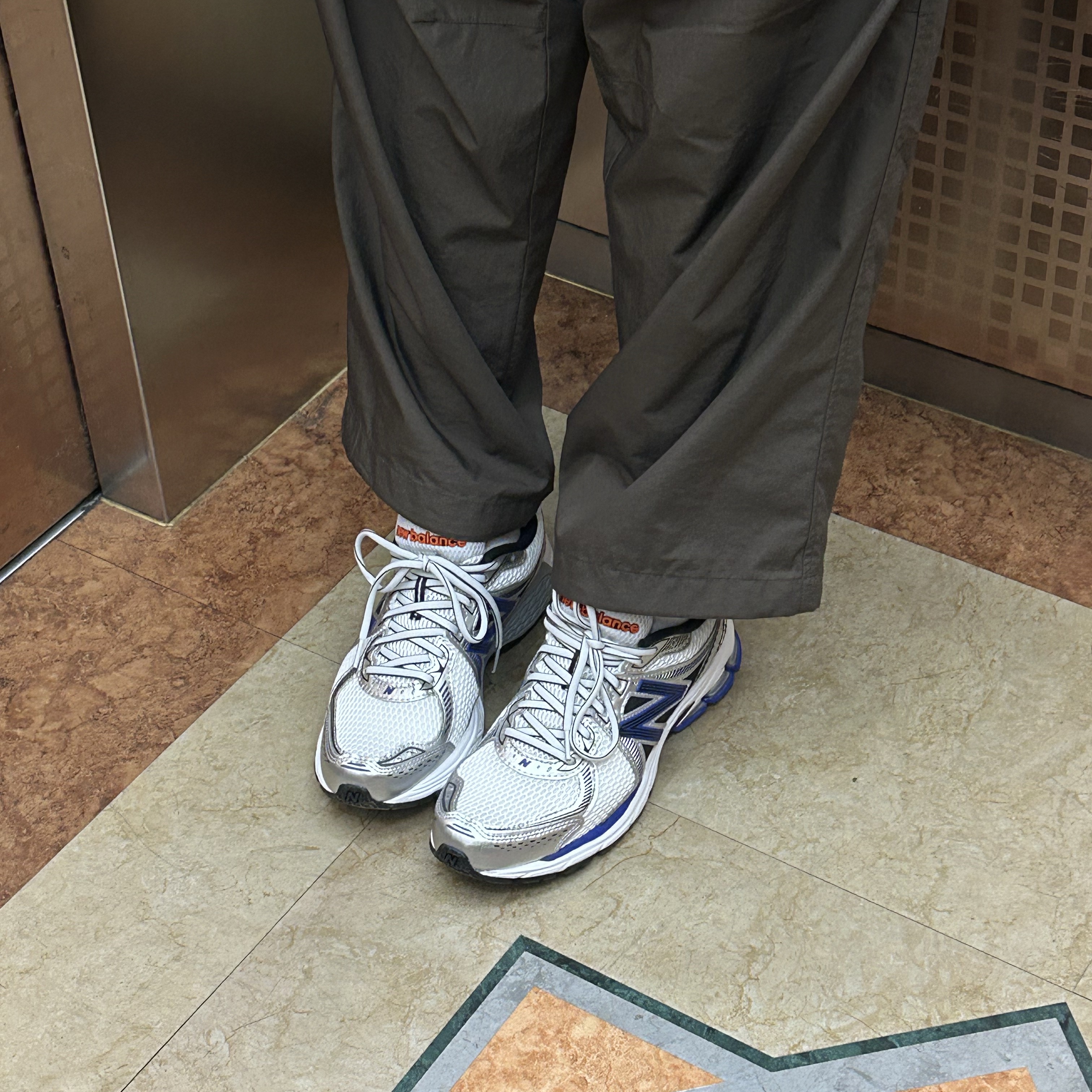 New Balance 860v2 Metallic Silver 착용 스타일 - 1