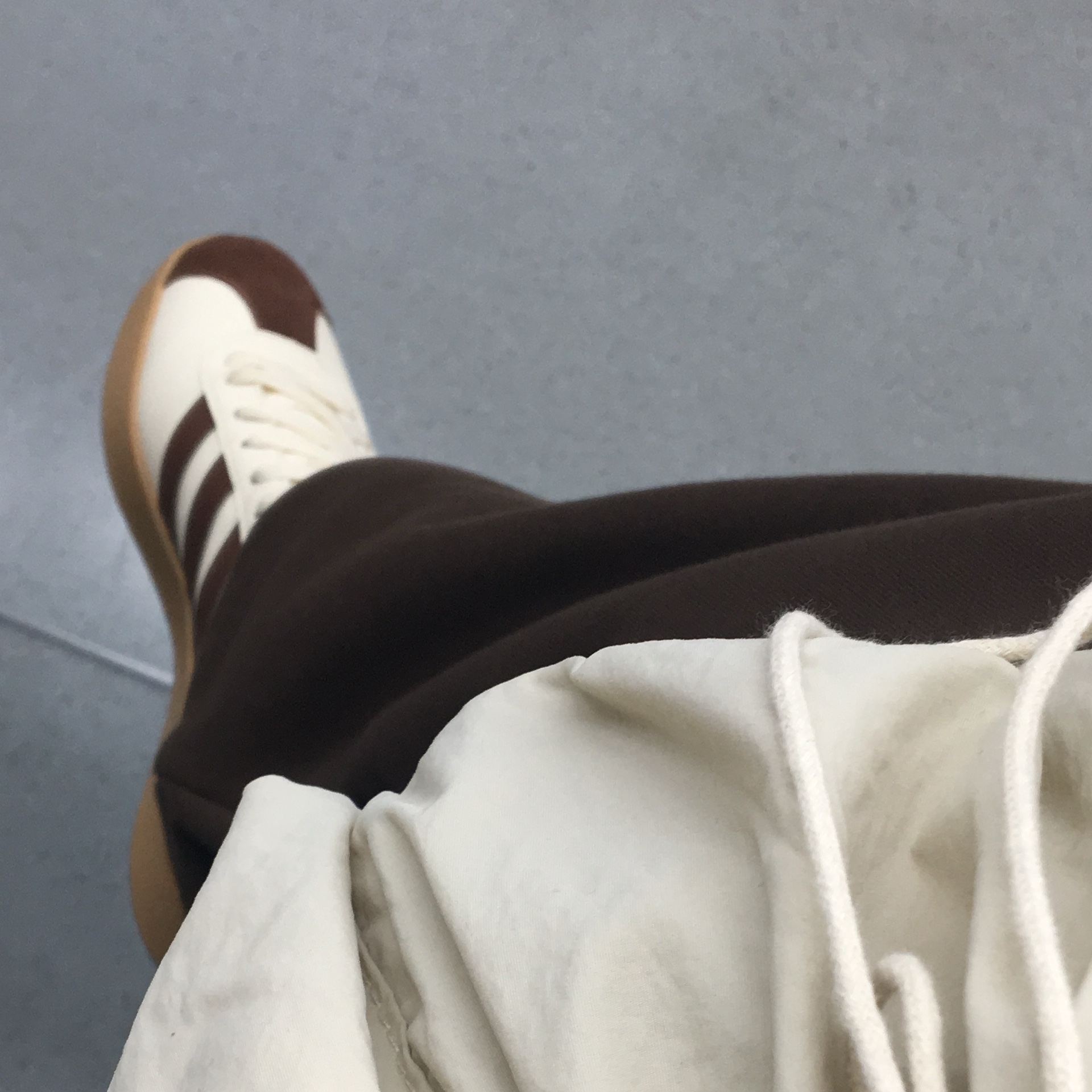 Adidas VL Court 2.0 Cream Brown 착용 스타일