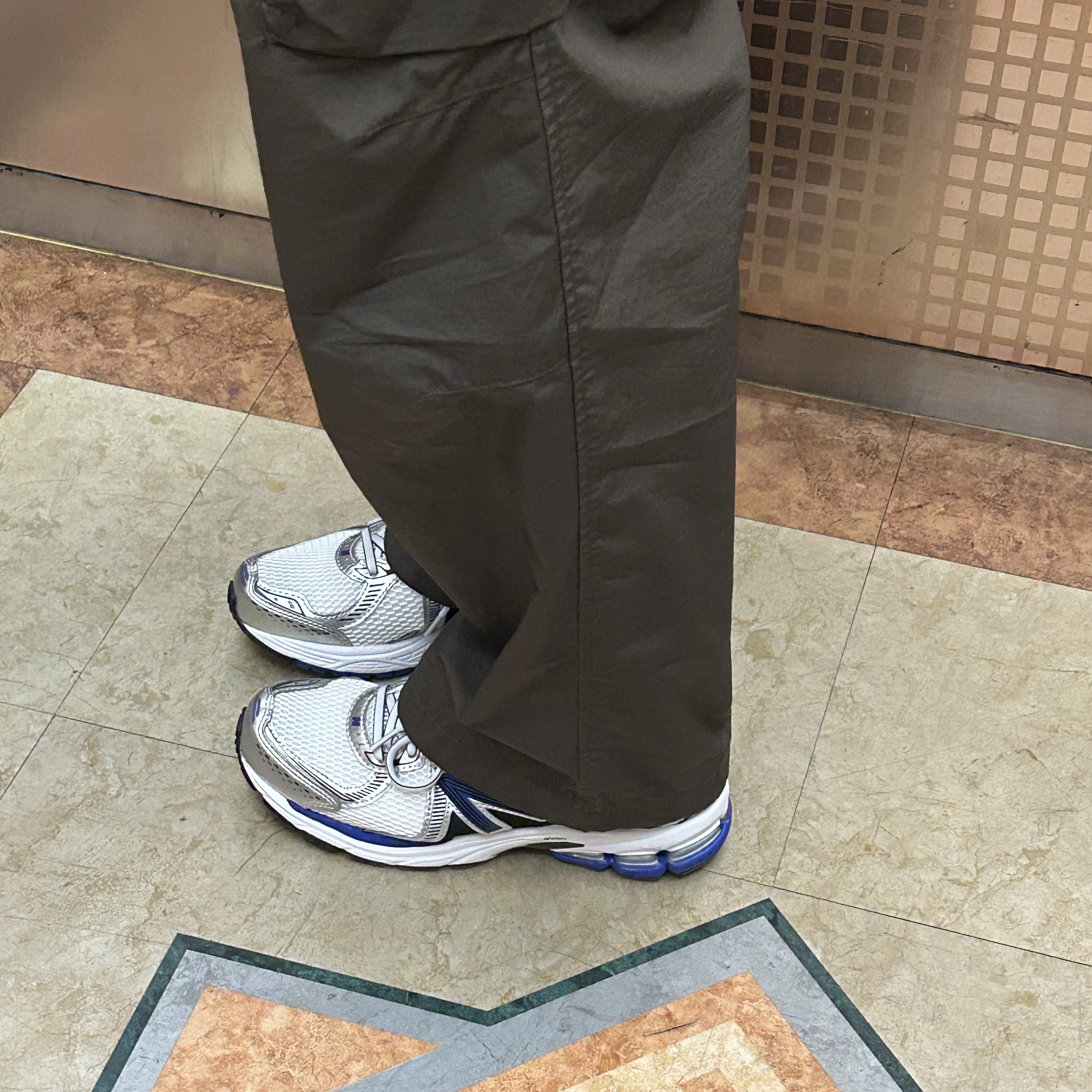 New Balance 860v2 Metallic Silver 착용 스타일 - 3