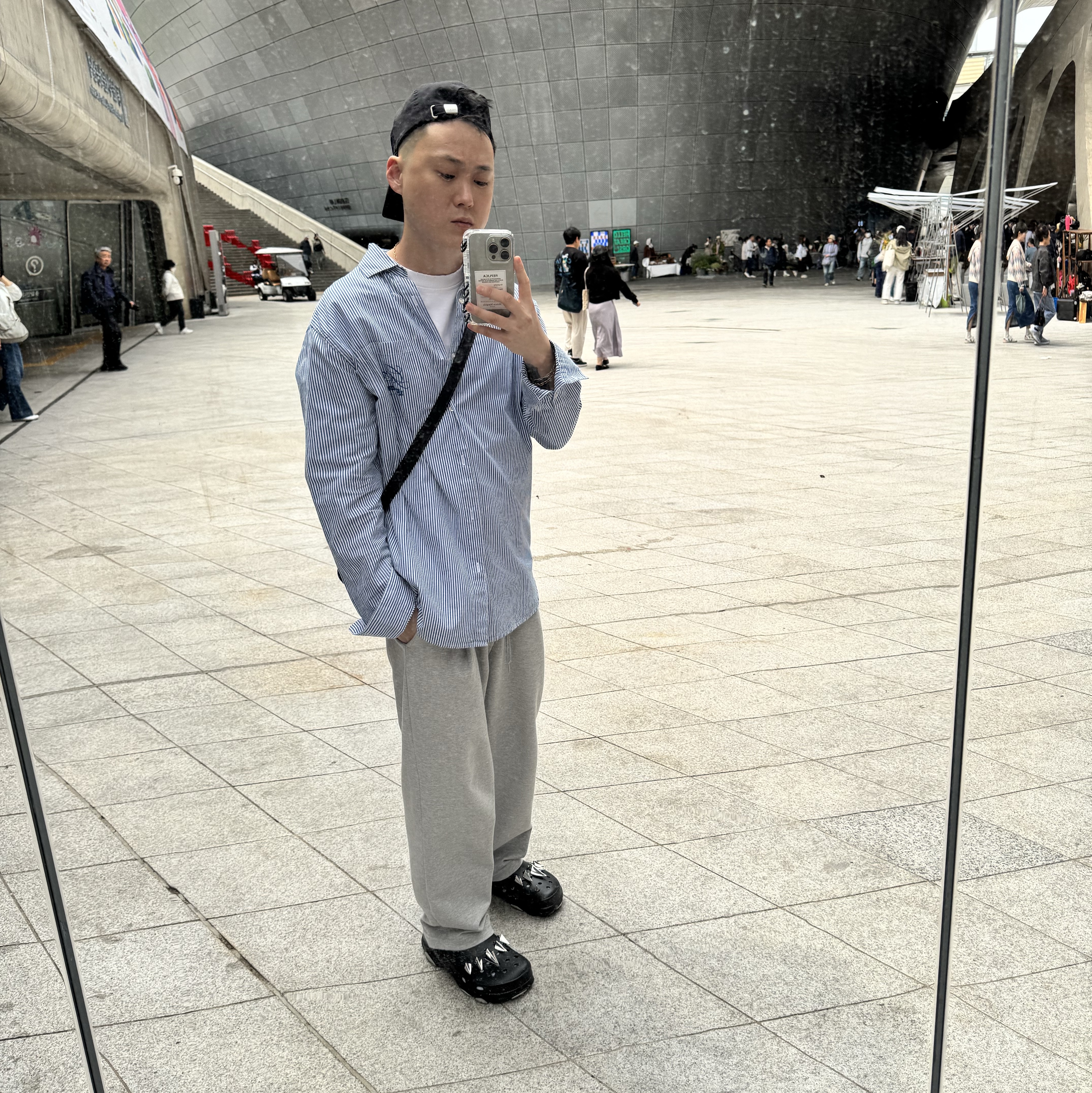 Crocs x Black Panther All Terrain Clog Black 착용 스타일 - 2