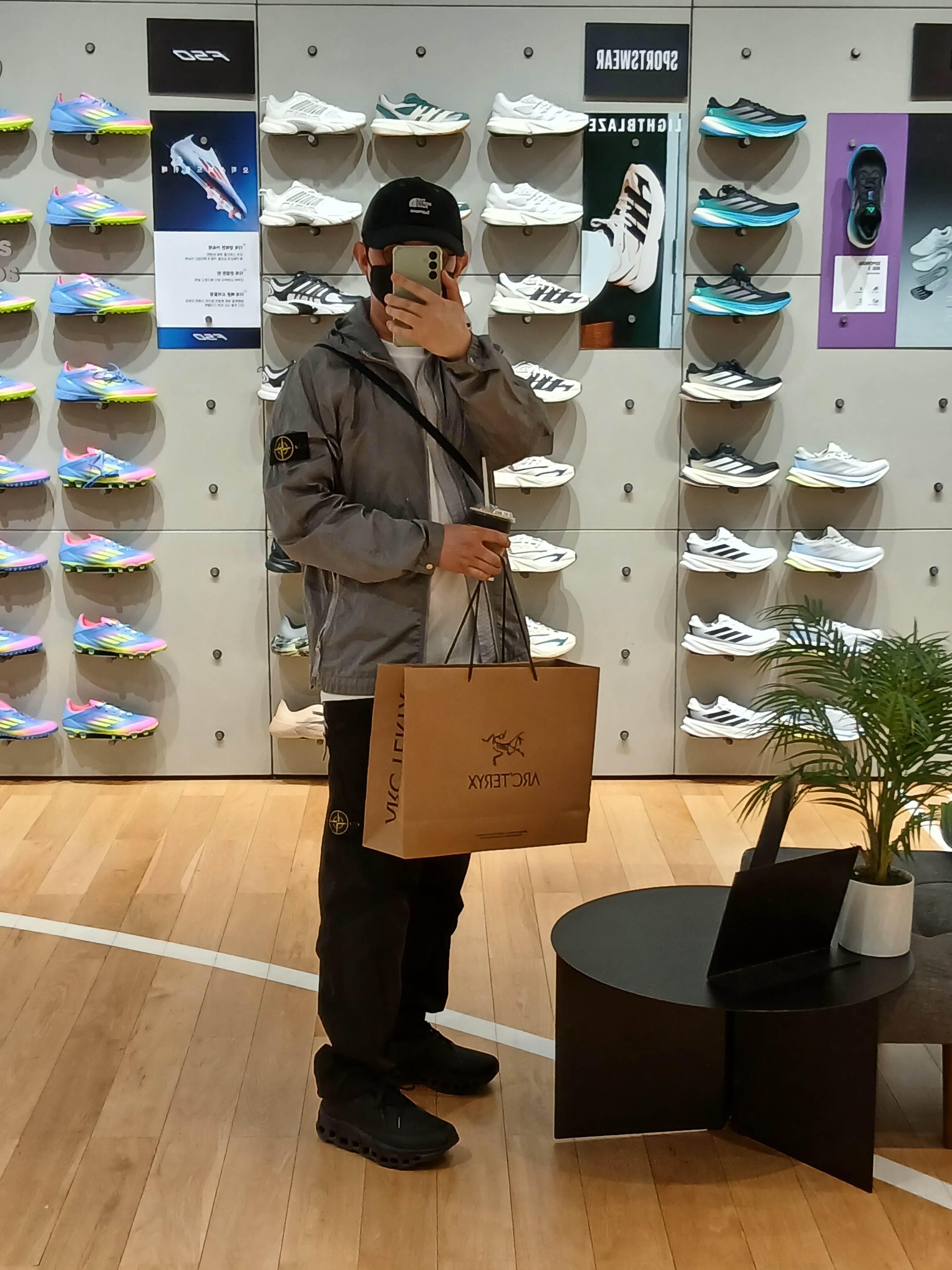 Supreme x The North Face Split 6-Panel Black - 24SS, Wooyoungmi Cotton Back Logo T-Shirt White - 24SS 착용 스타일 - 1