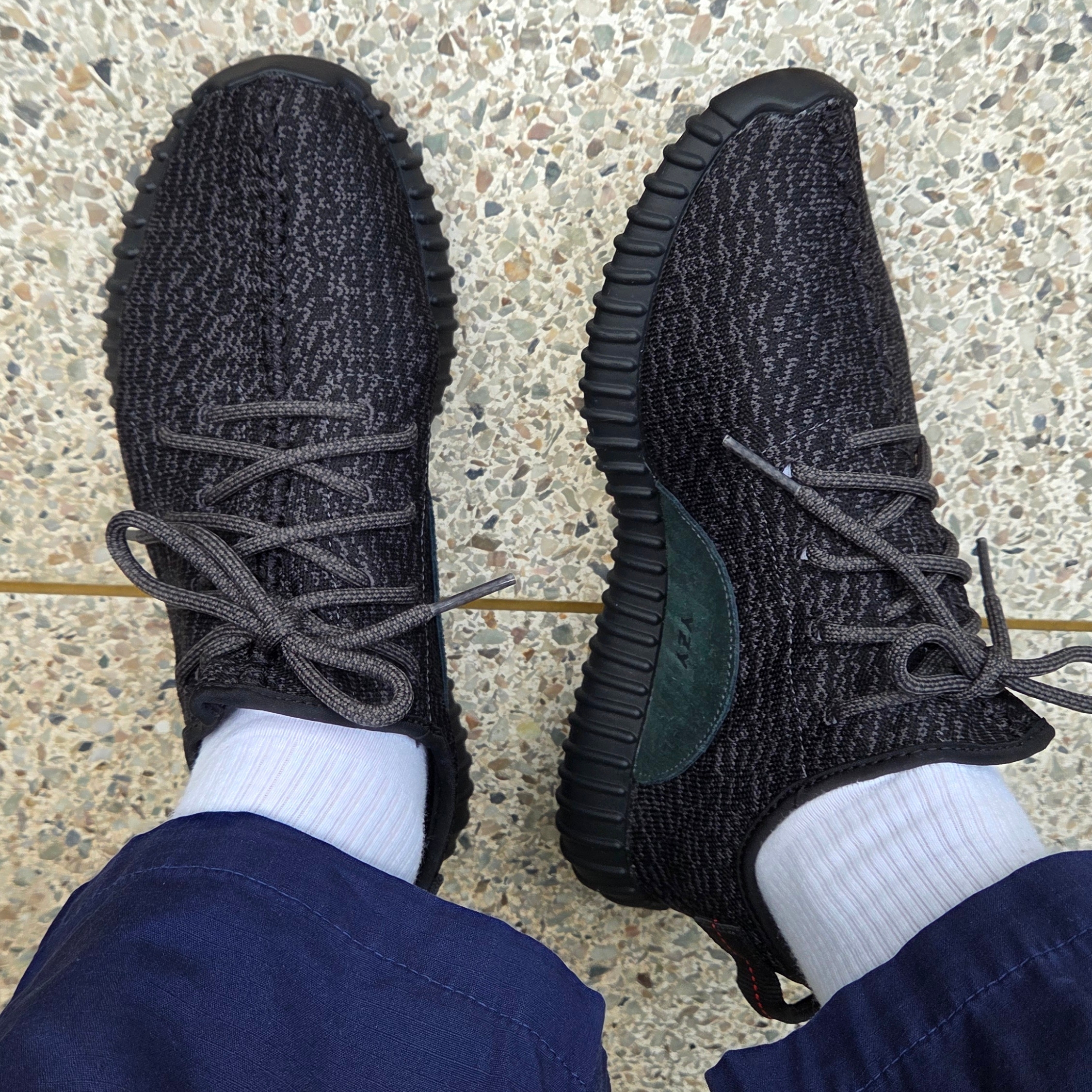Adidas Yeezy Boost 350 Pirate Black 2023 착용 스타일 - 2