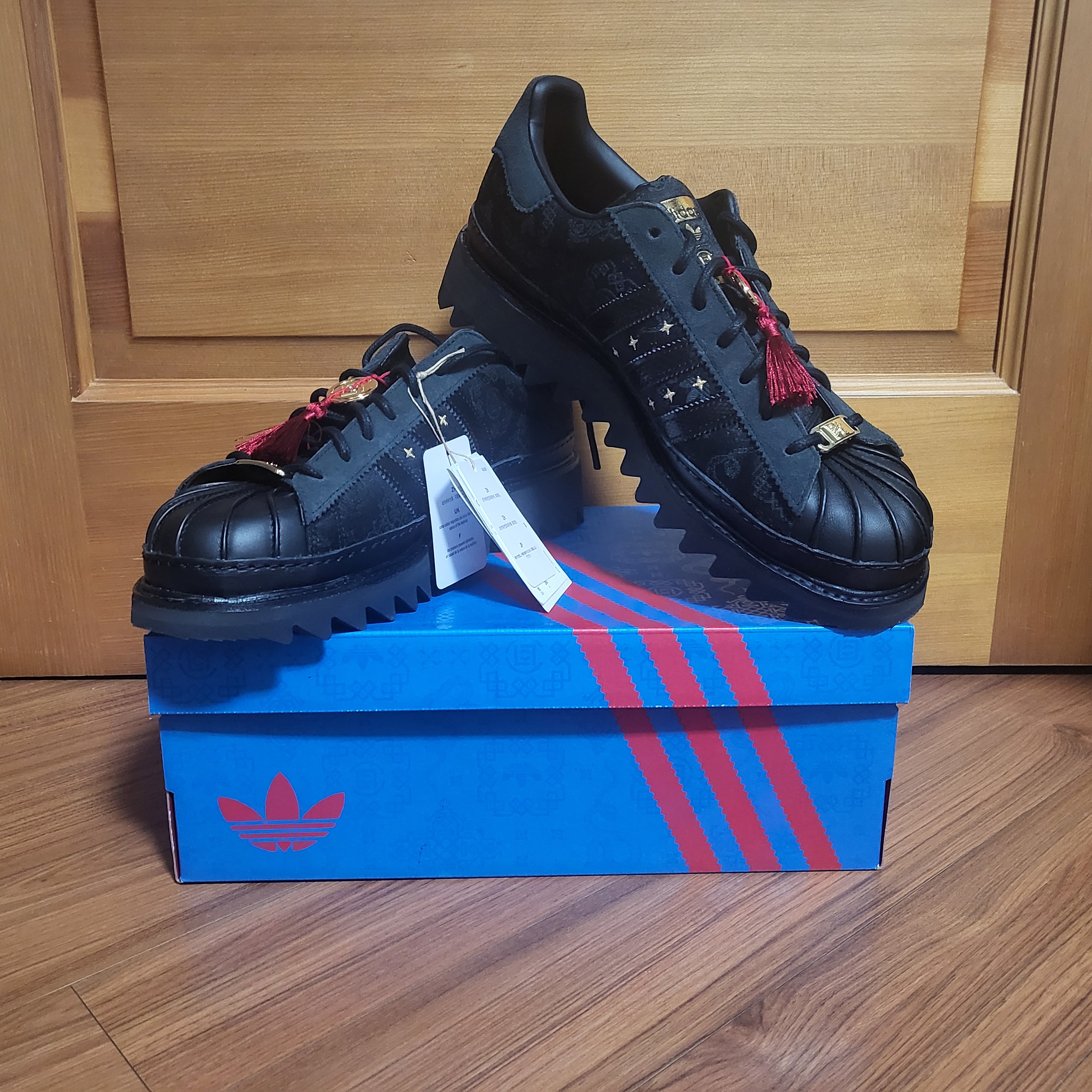 Adidas x Clot Superstar Core Black Carbon 착용 스타일