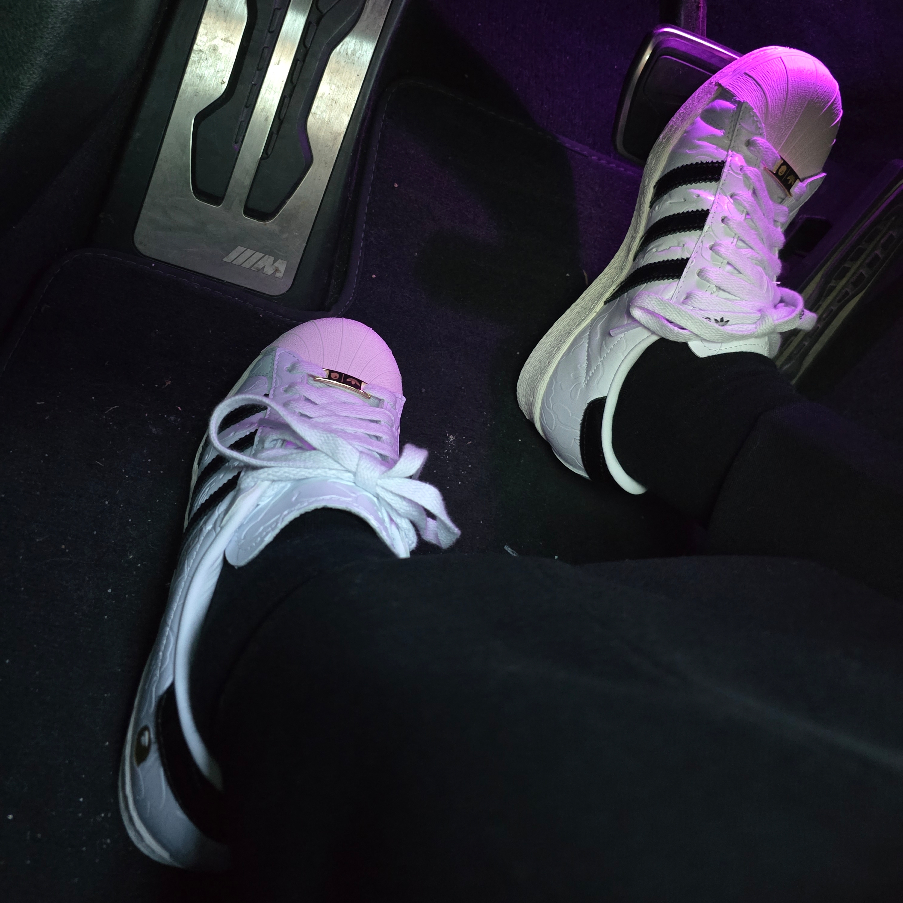 Adidas x BAPE Superstar Vintage Cloud White Core Black 착용 스타일 - 1