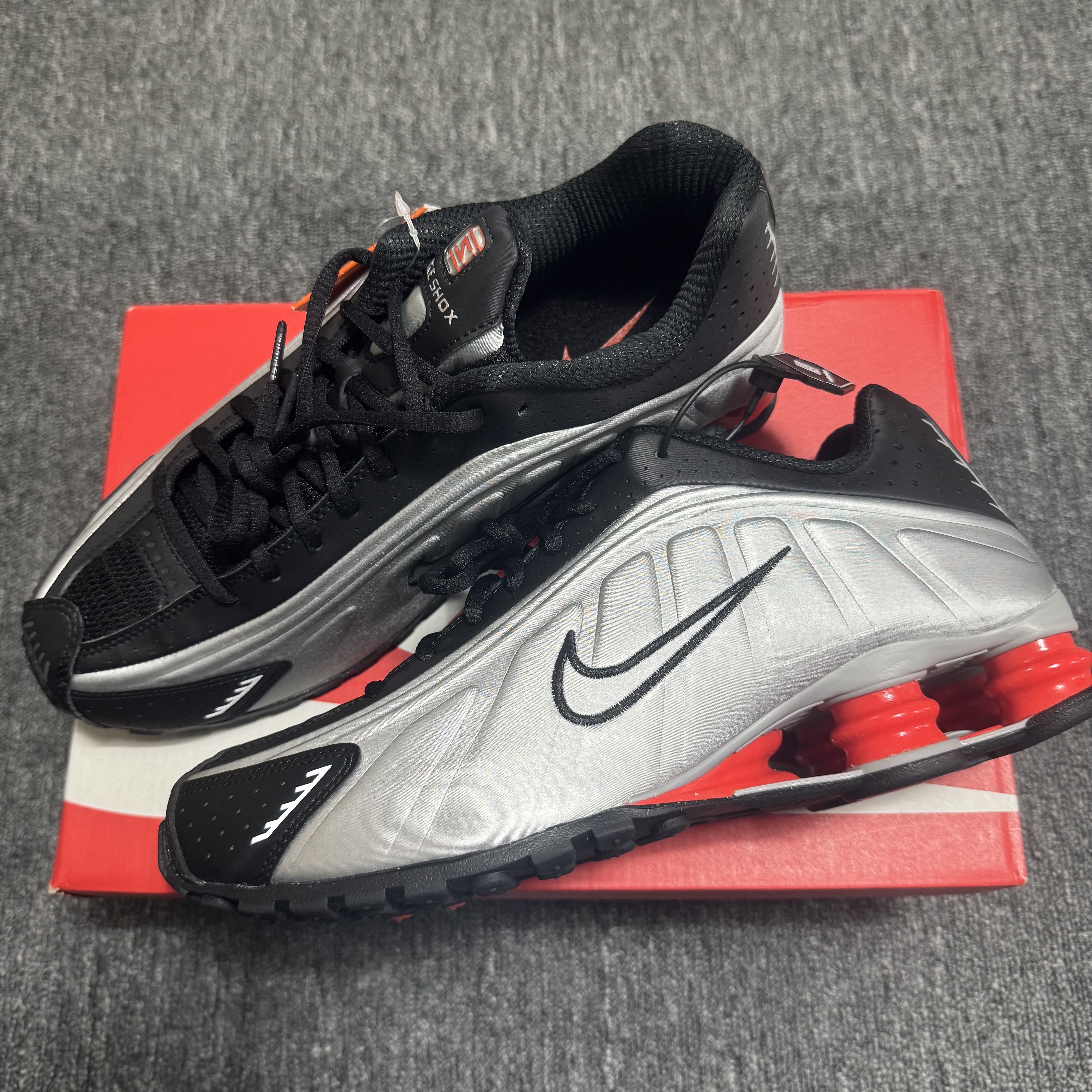 Nike Shox R4 Metallic Silver Red 착용 스타일