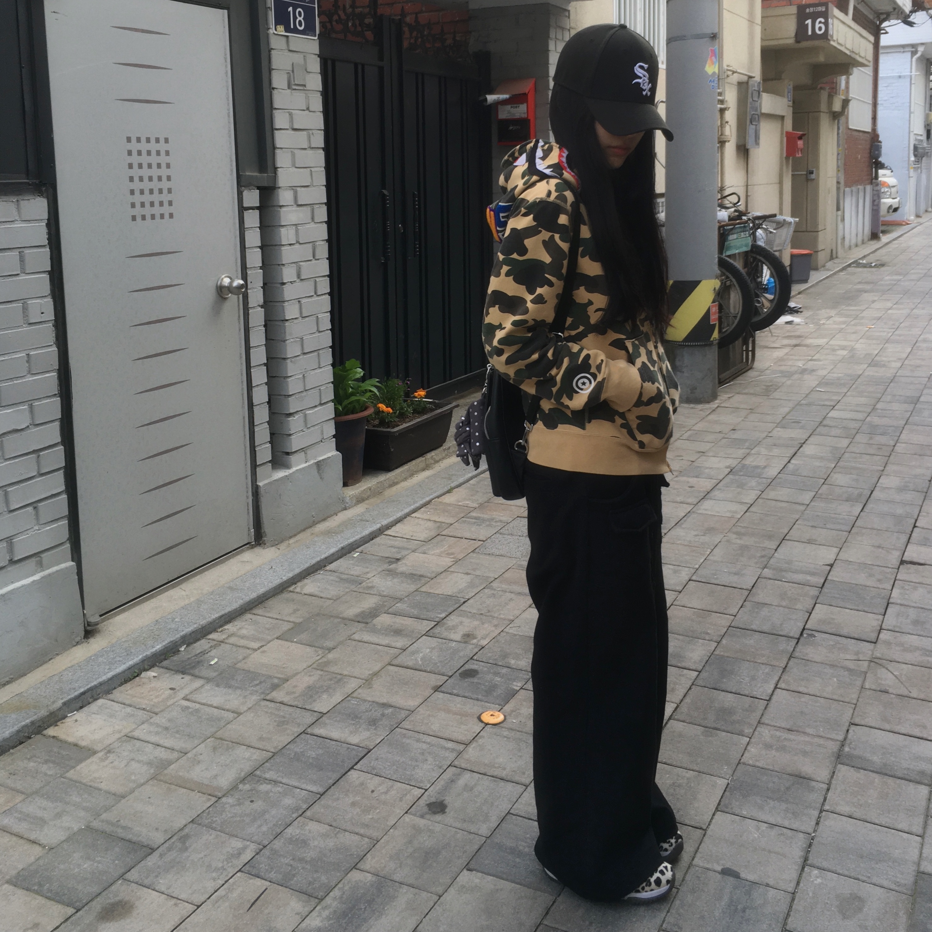 (W) BAPE 1st Camo Shark Full Zip Hoodie Yellow, (W) Jordan 11 Retro Animal Instinct Black White 착용 스타일 - 1
