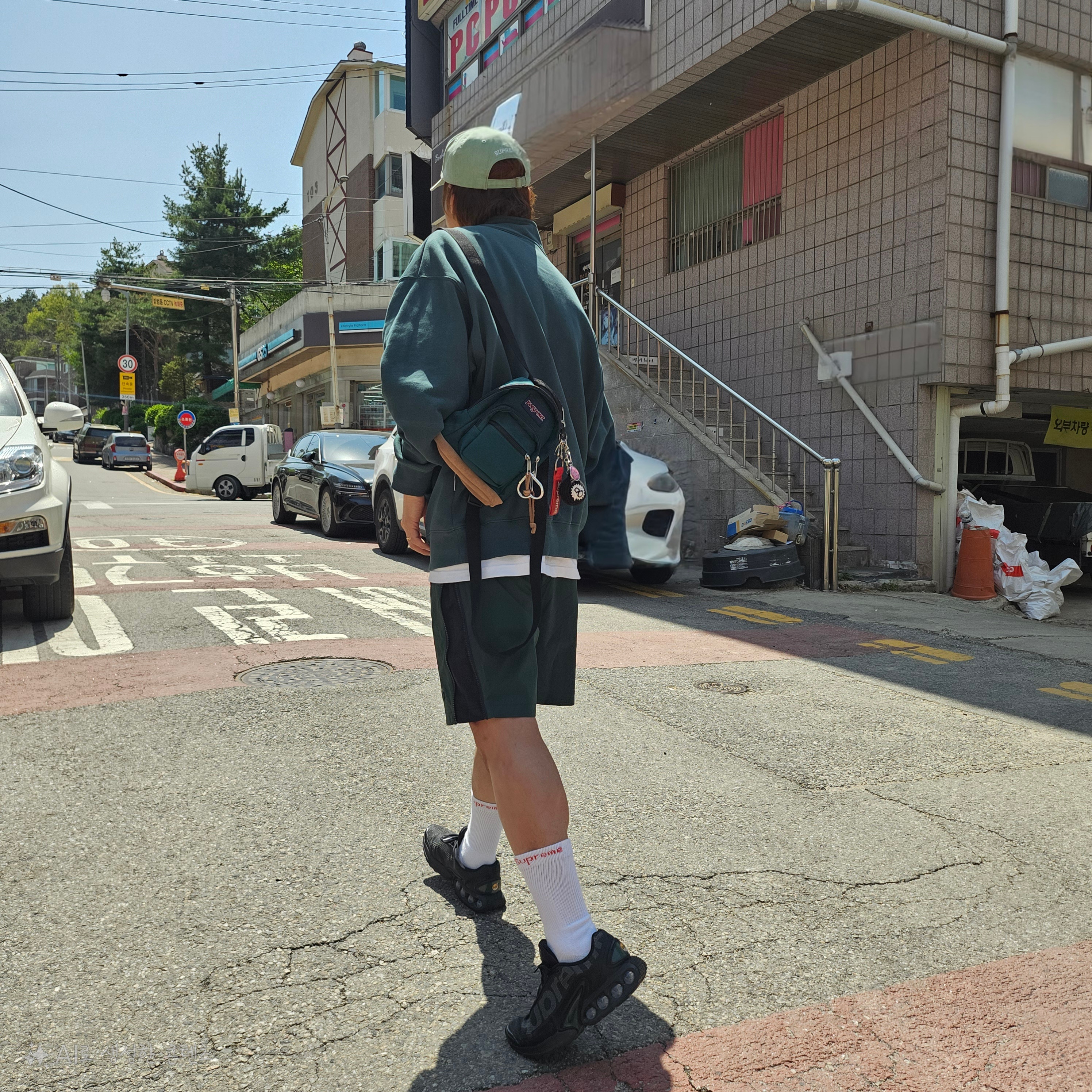 Supreme Pigment Print S Logo 6-Panel Light Sage - 22FW, Supreme Hanes Crew Socks White (4 Pack) 착용 스타일 - 4