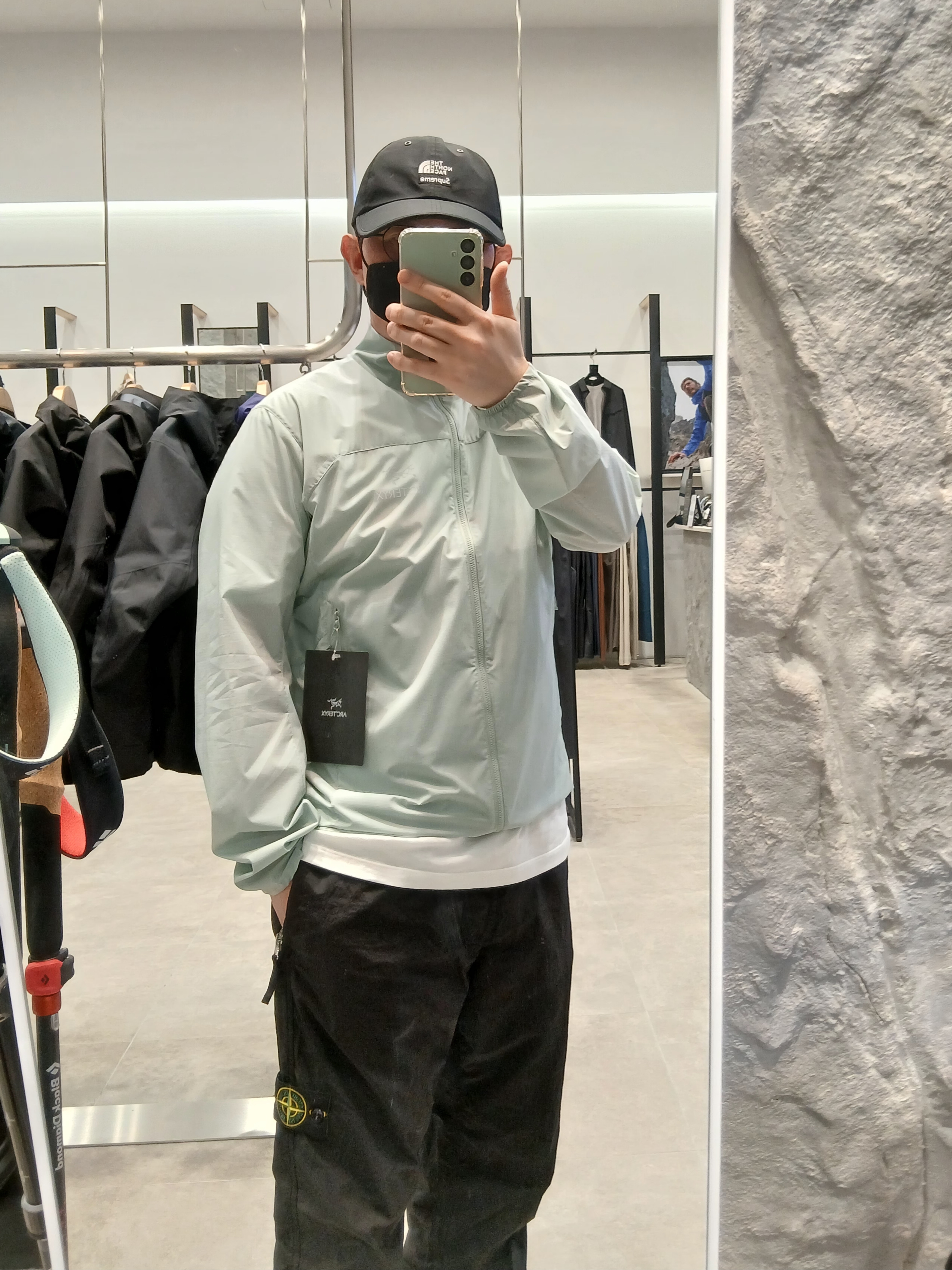 Supreme x The North Face Split 6-Panel Black - 24SS, Stone Island 3100005 Nylon Metal in Econyl Mesh Lining Regular Fit Pants Black - 25SS 착용 스타일 - 4