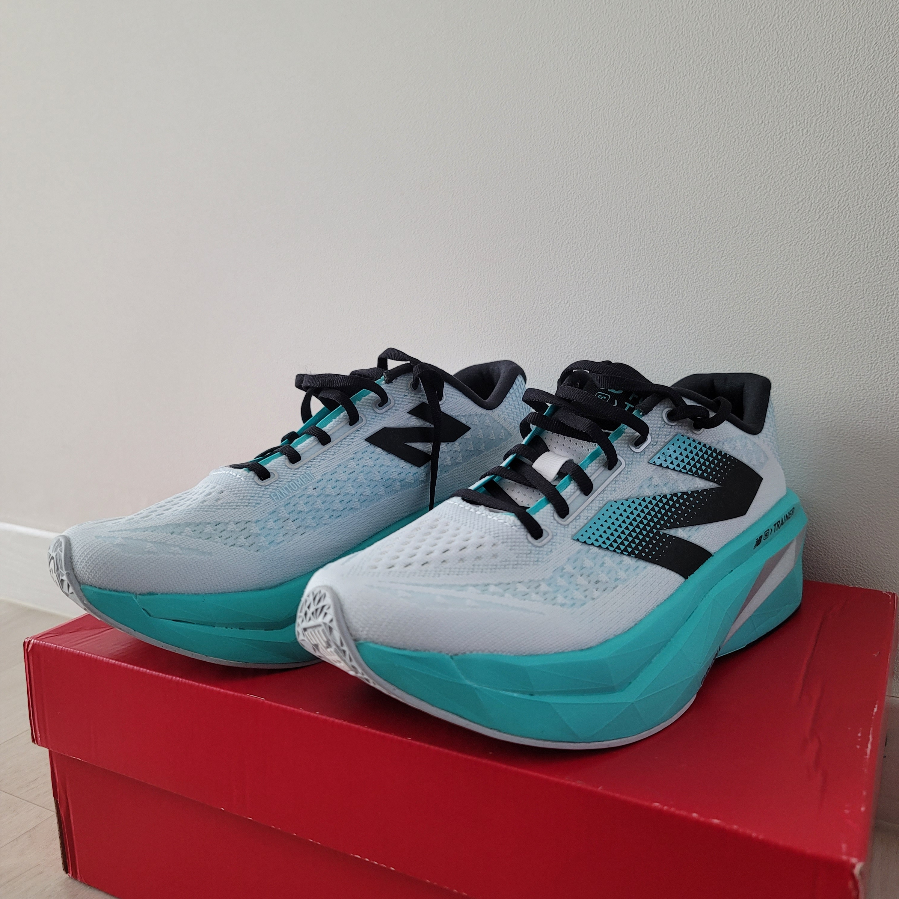 New Balance FuelCell Supercomp Trainer v3 White Cyber Jade - D Standard 착용 스타일 - 2