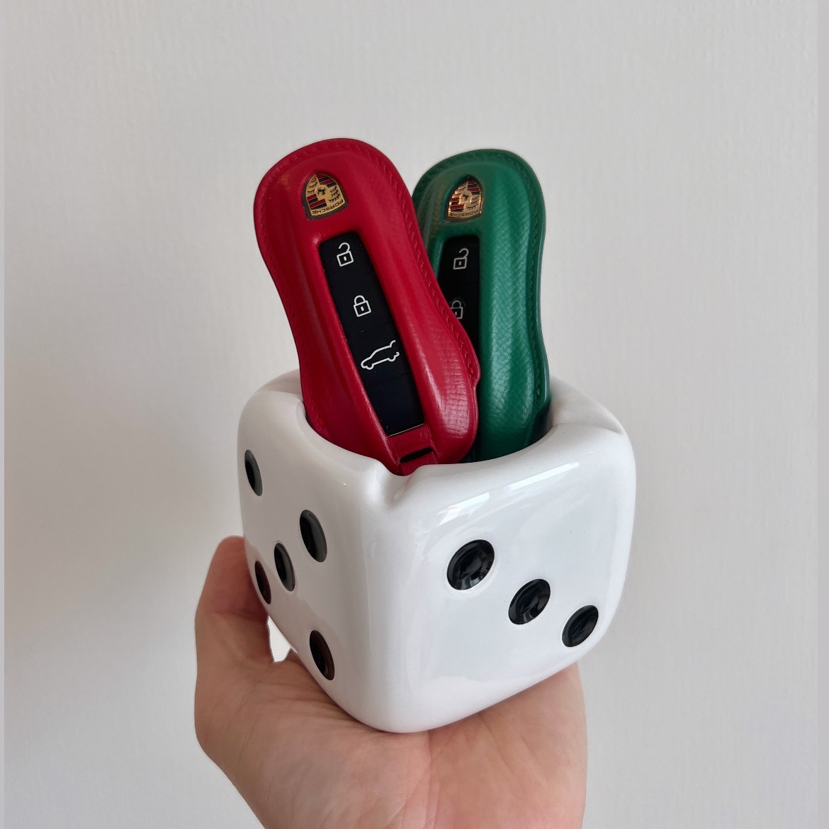 Stussy Ceramic Dice Ashtray 착용 스타일