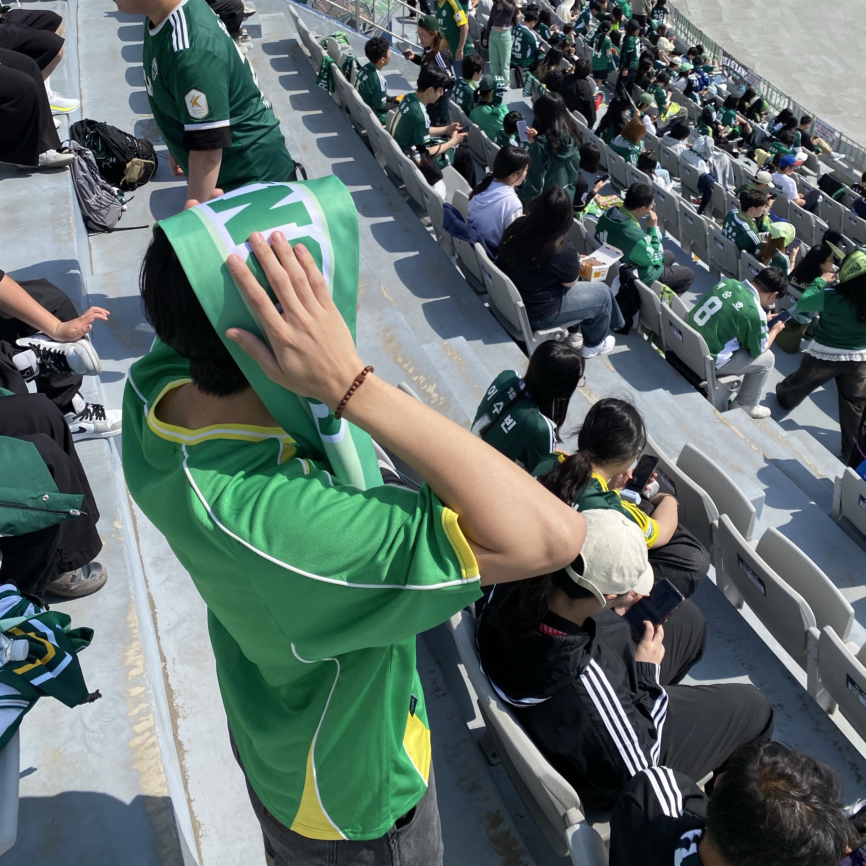 K League x Sanrio Characters 2025 Football Jersey Pochacco Jeonbuk Hyundai Motors Green 착용 스타일