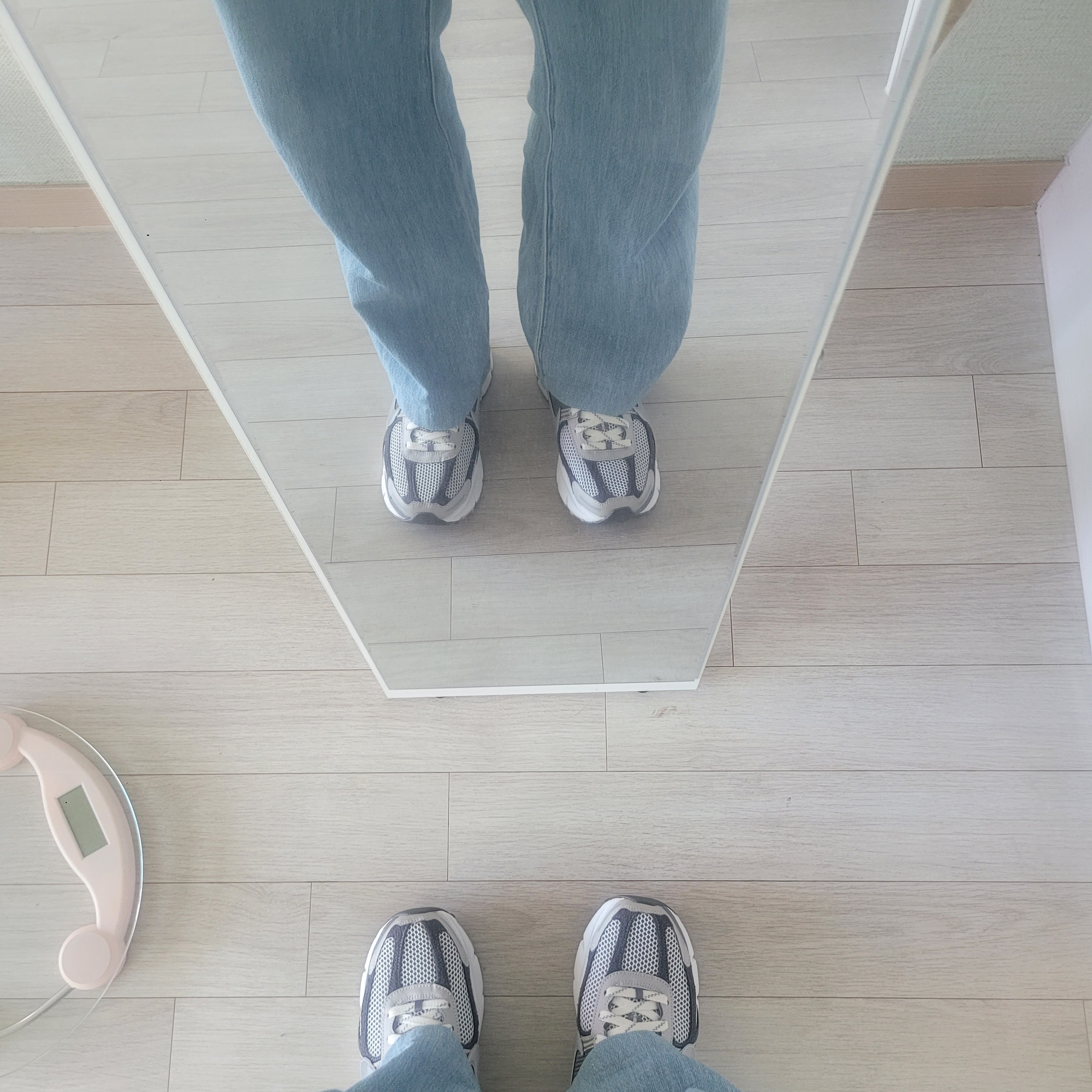 Nike Zoom Vomero 5 PRM Light Iron Ore and Flat Fewter 착용 스타일