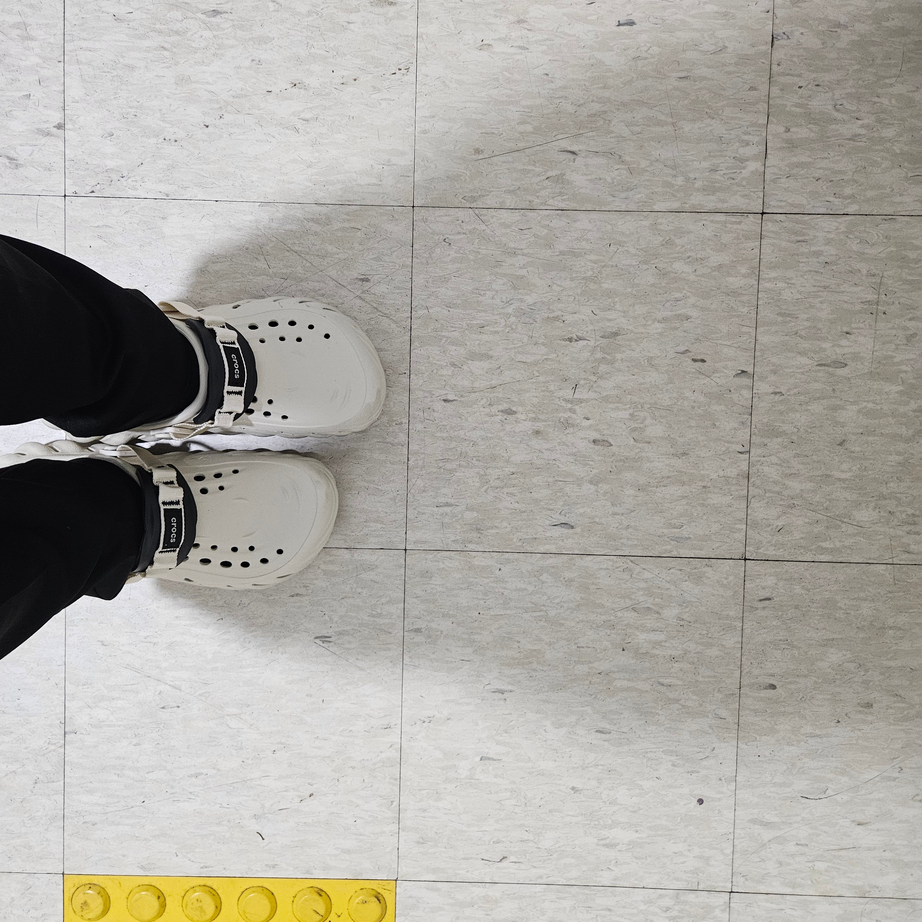 Crocs Echo Clog Bone Black 착용 스타일