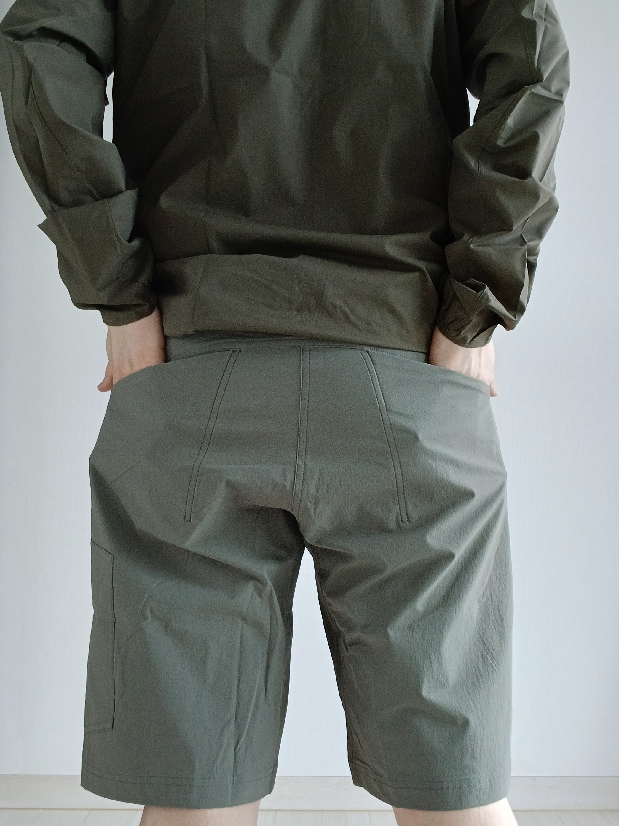 Arc'teryx Cronin Shorts 11 Inch Black 착용 스타일 - 9