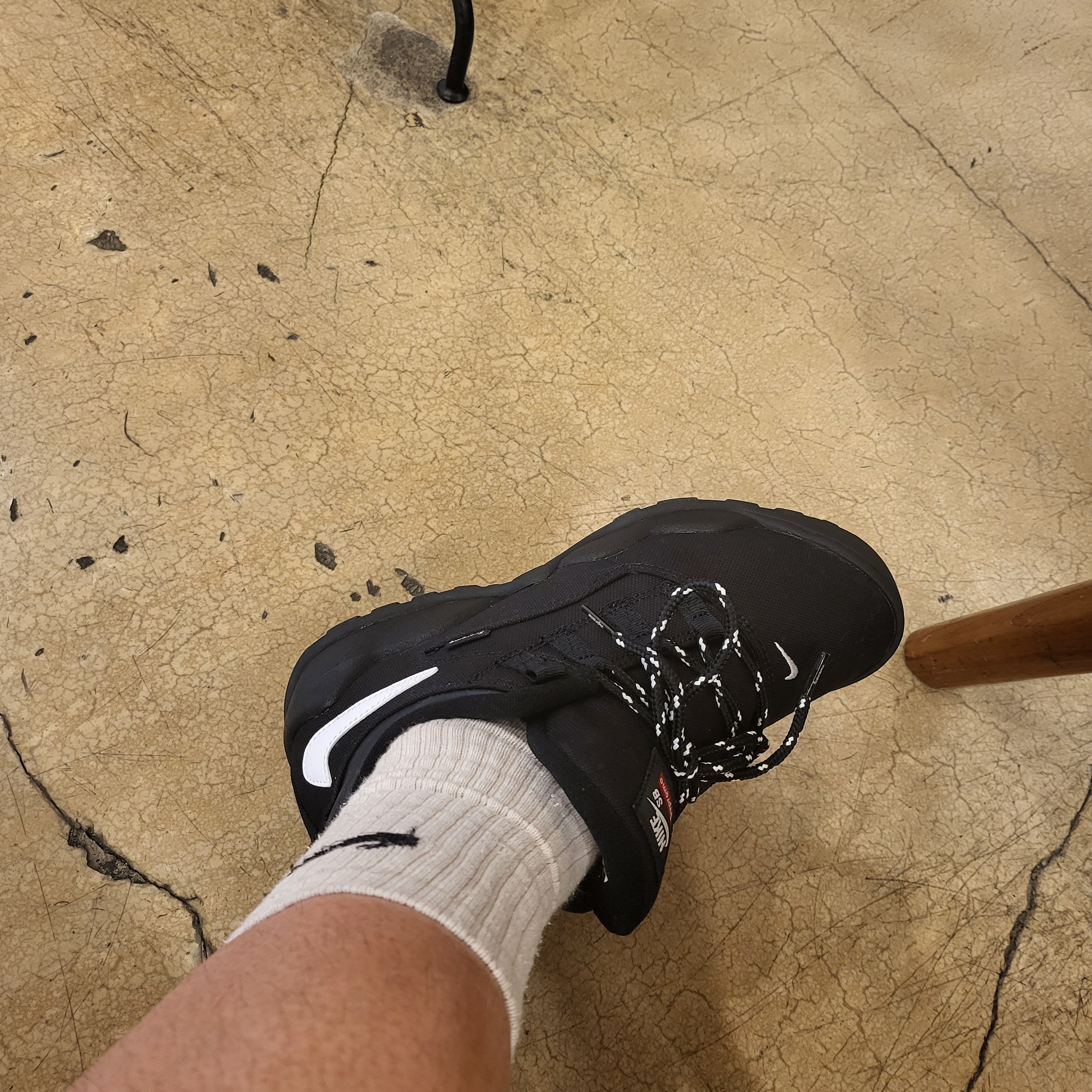 Nike x Supreme SB Darwin Low Black 착용 스타일 - 1