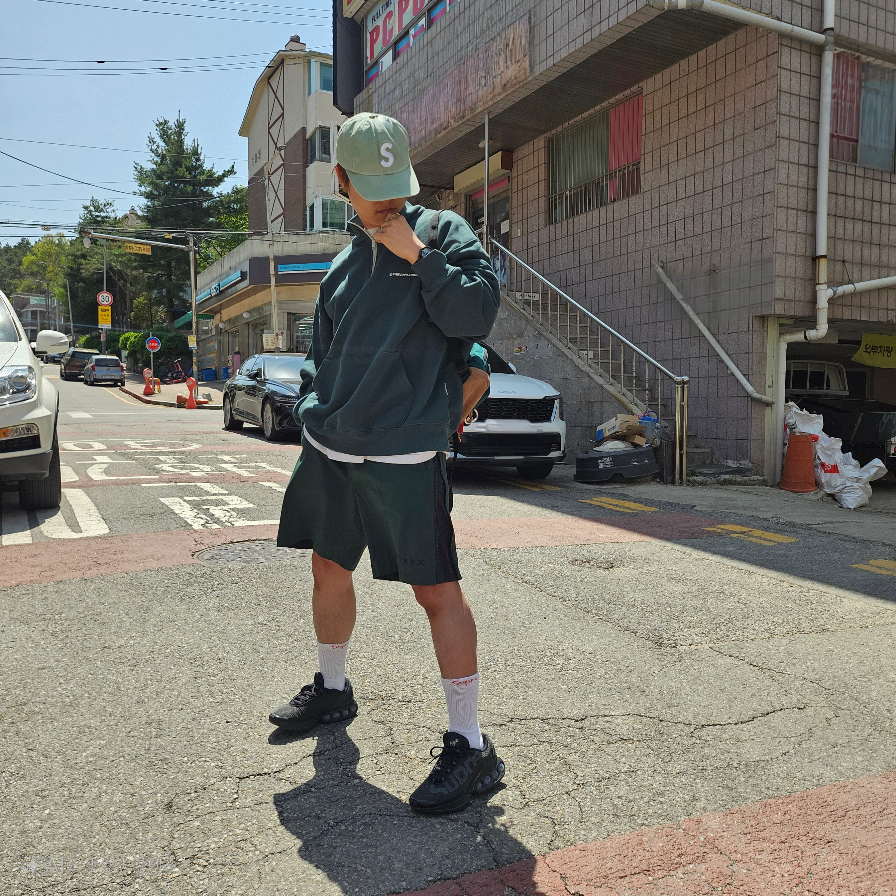 Supreme Pigment Print S Logo 6-Panel Light Sage - 22FW, Supreme Hanes Crew Socks White (4 Pack) 착용 스타일 - 3