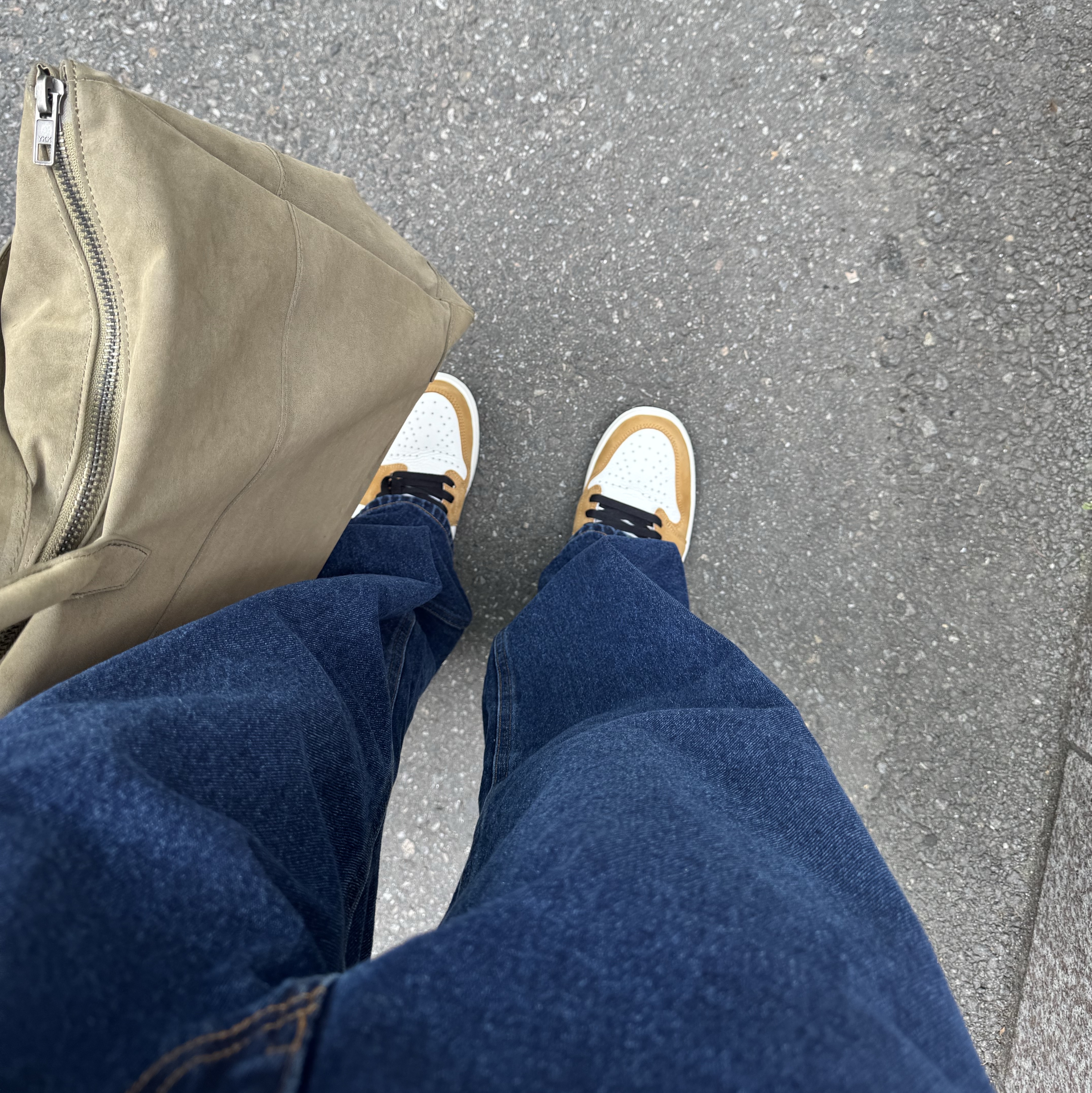 Jordan 1 Low OG Sail and Golden Harvest 착용 스타일