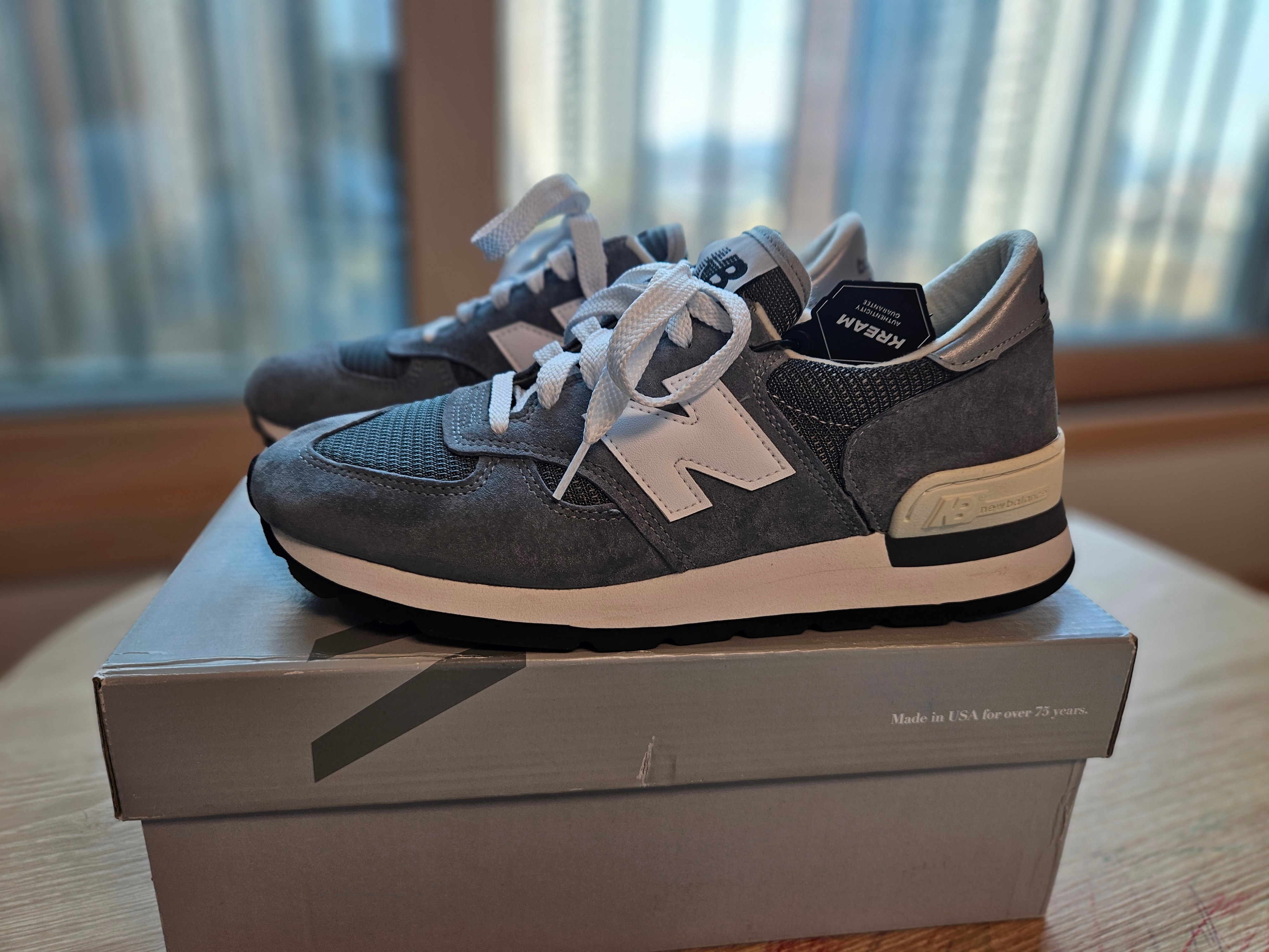 New Balance 990v1 Made in USA Grey White 착용 스타일 - 1