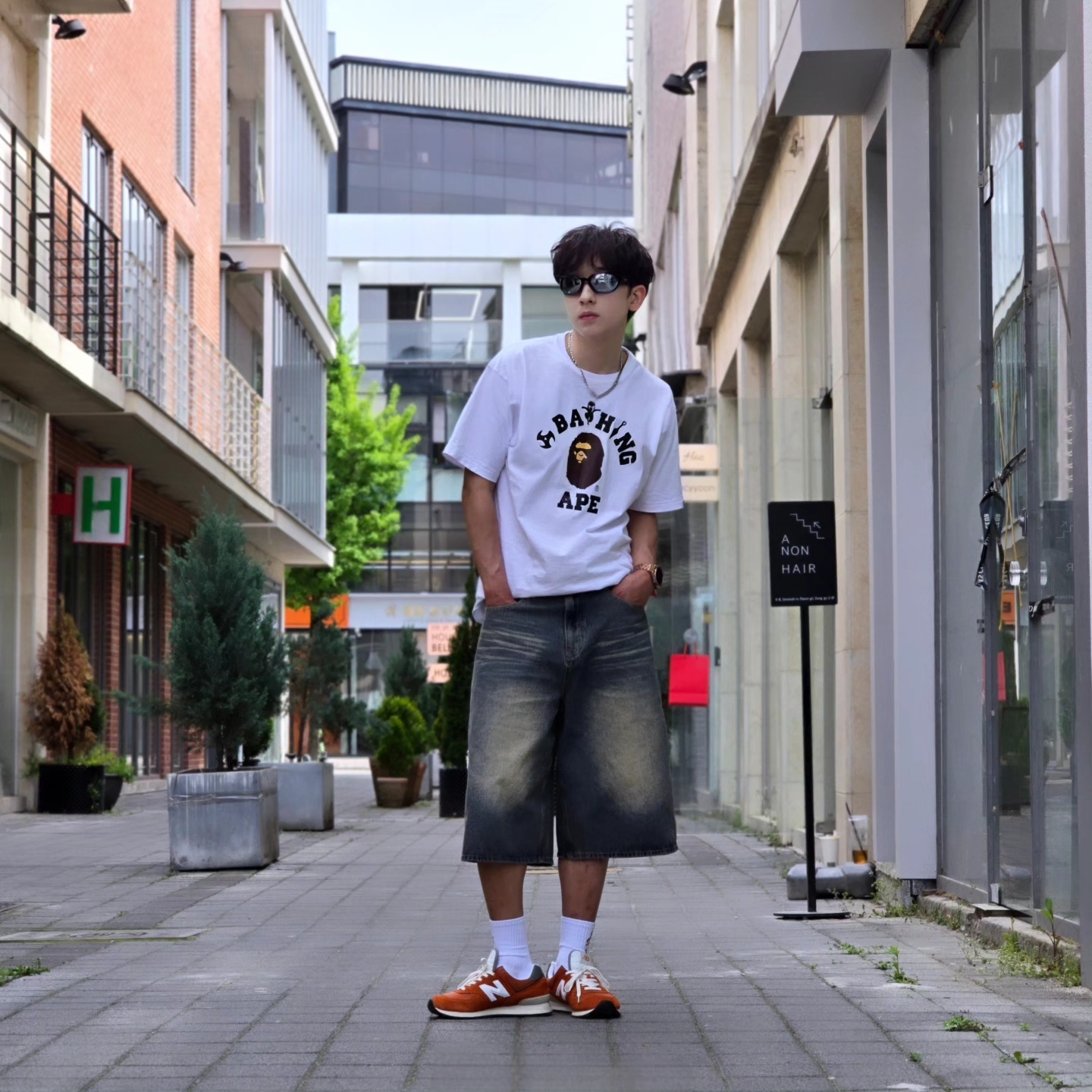 True Religion Hustle Webbing Belt Red, BAPE Ninja College T-Shirt White 착용 스타일 - 3