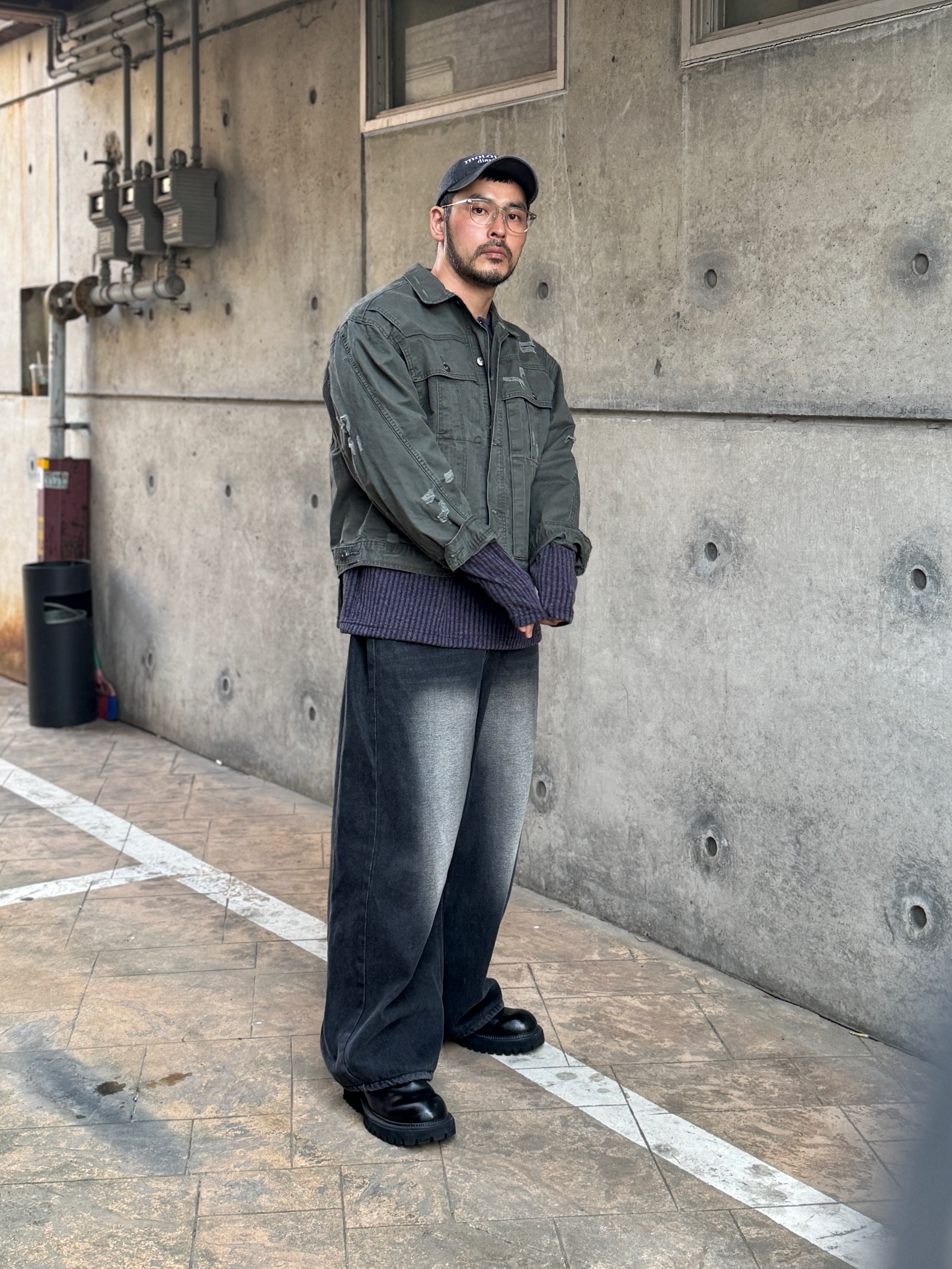 NOMANUAL I.P Damaged Jacket Khaki Gray 착용 스타일 - 3