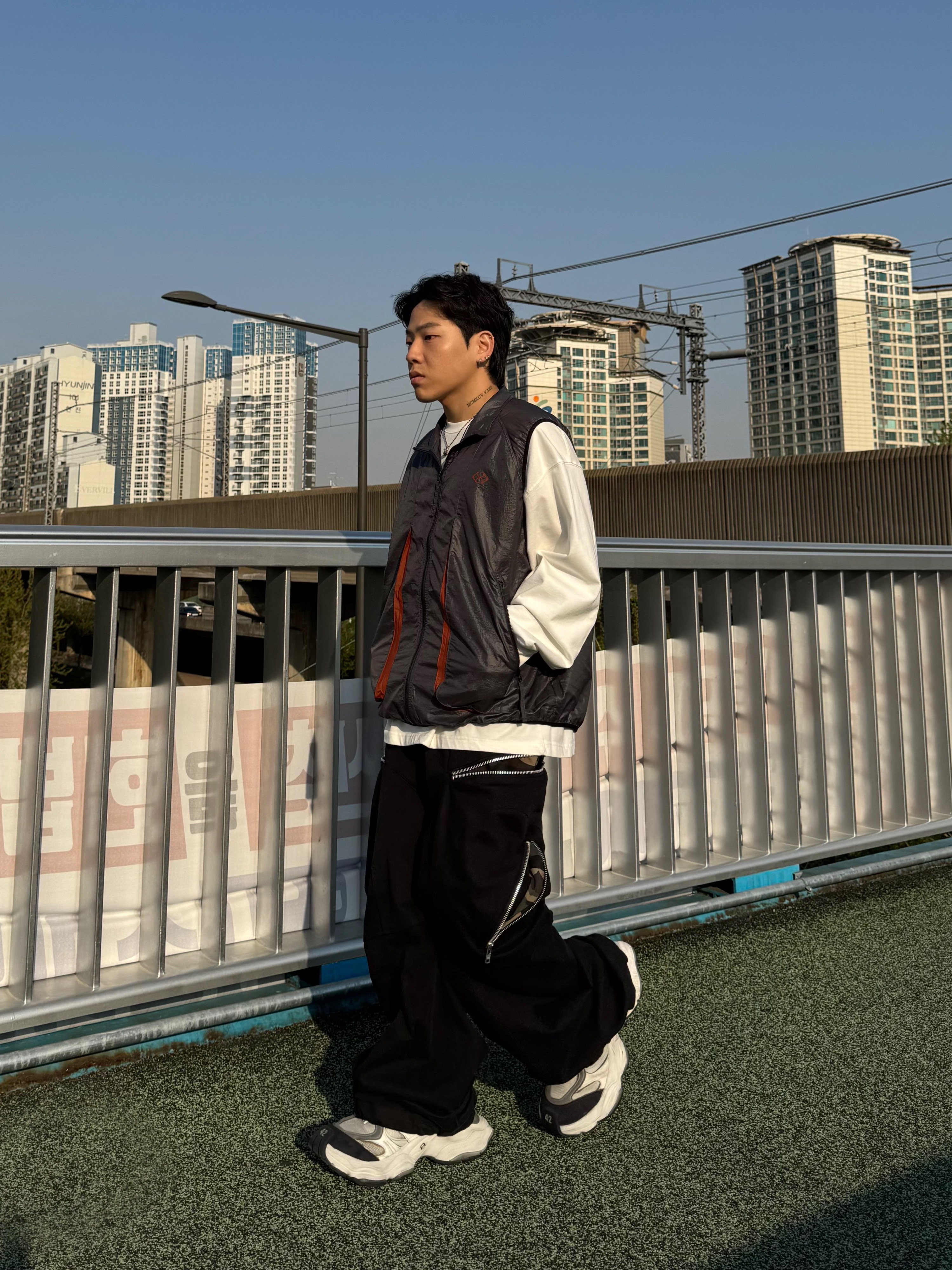 Balenciaga Cargo Sneakers White Grey 착용 스타일 - 3