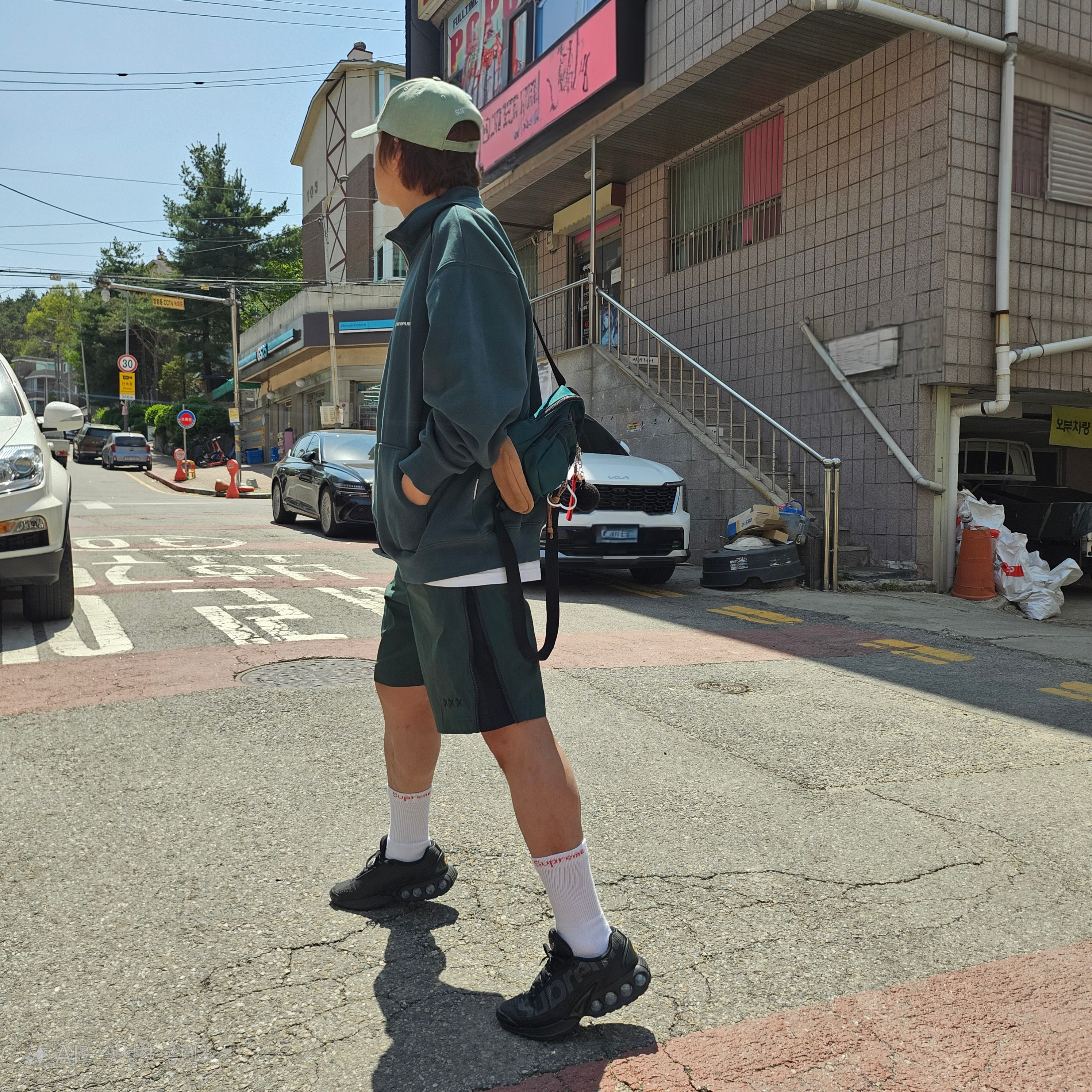 Supreme Pigment Print S Logo 6-Panel Light Sage - 22FW, Supreme Hanes Crew Socks White (4 Pack) 착용 스타일 - 2
