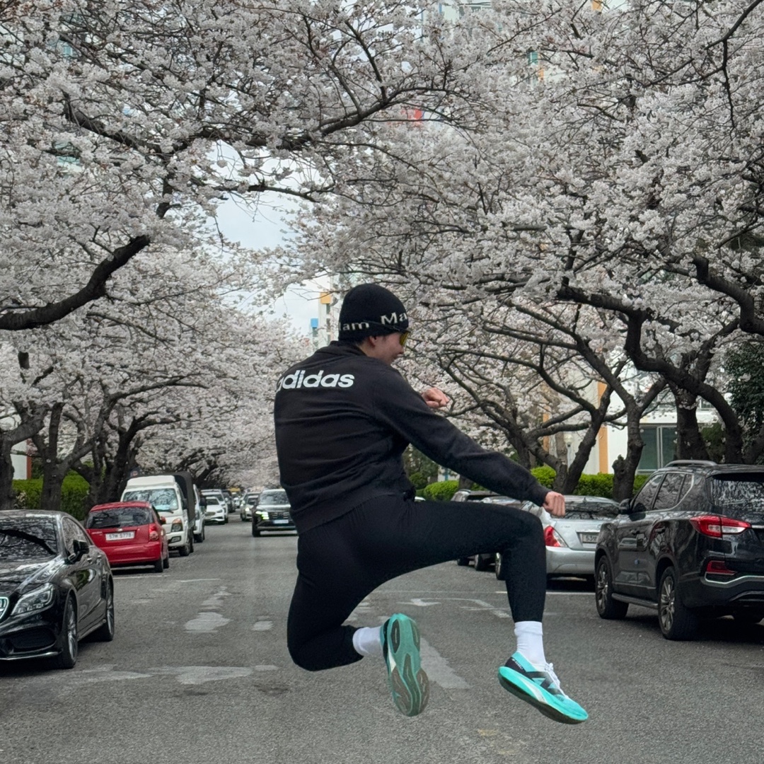 New Balance Fuelcell Rebel v4 Cyber Jade White - D Standard 착용 스타일 - 1