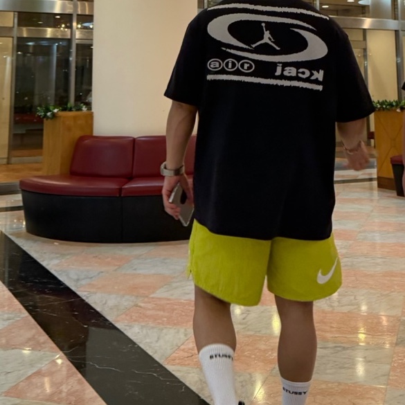 Jordan x Travis Scott T-Shirts Black (DZ5514-011), Nike x Stussy Shorts High Voltage (FJ9167-344) 착용 스타일