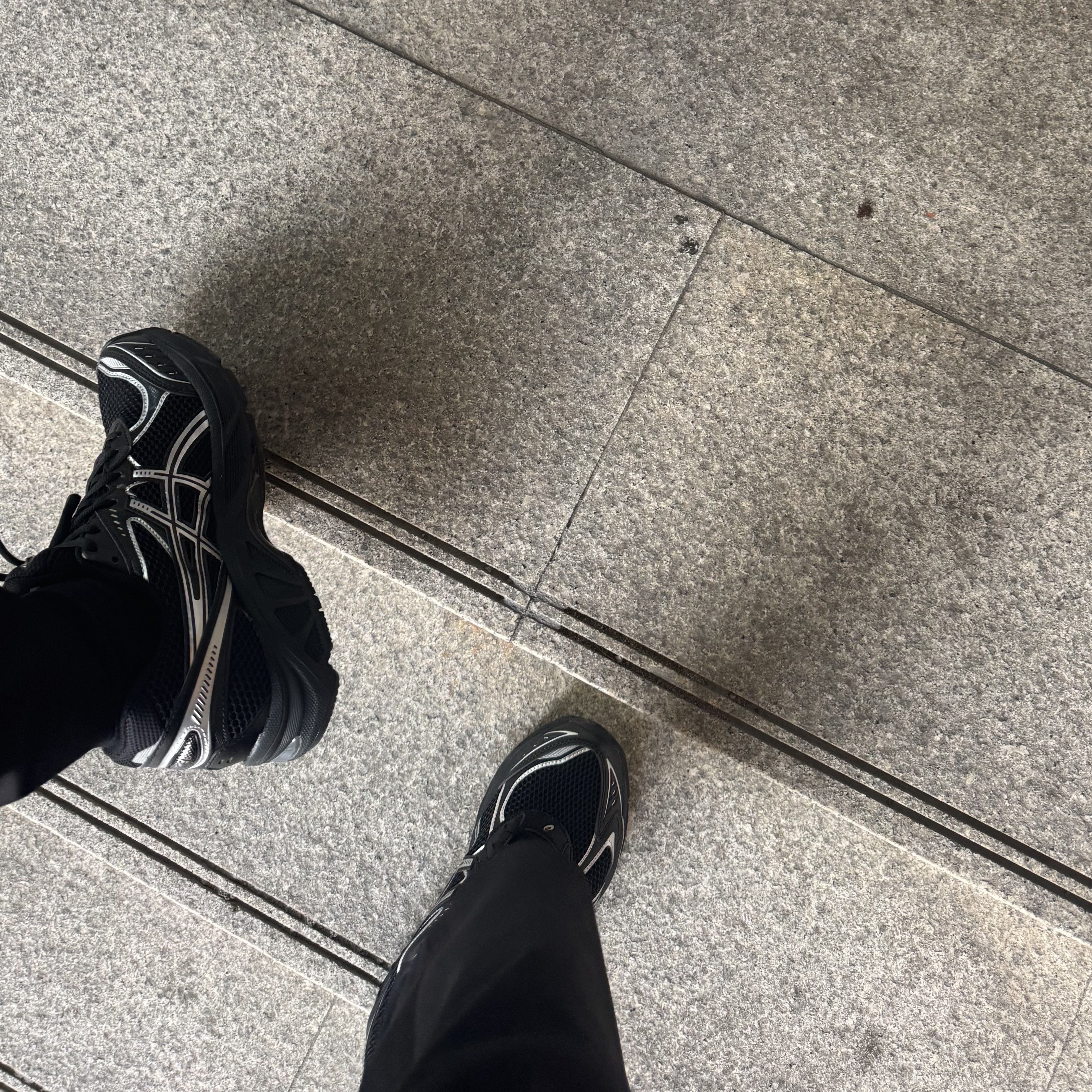 Asics GT-2160 Black Pure Silver 착용 스타일