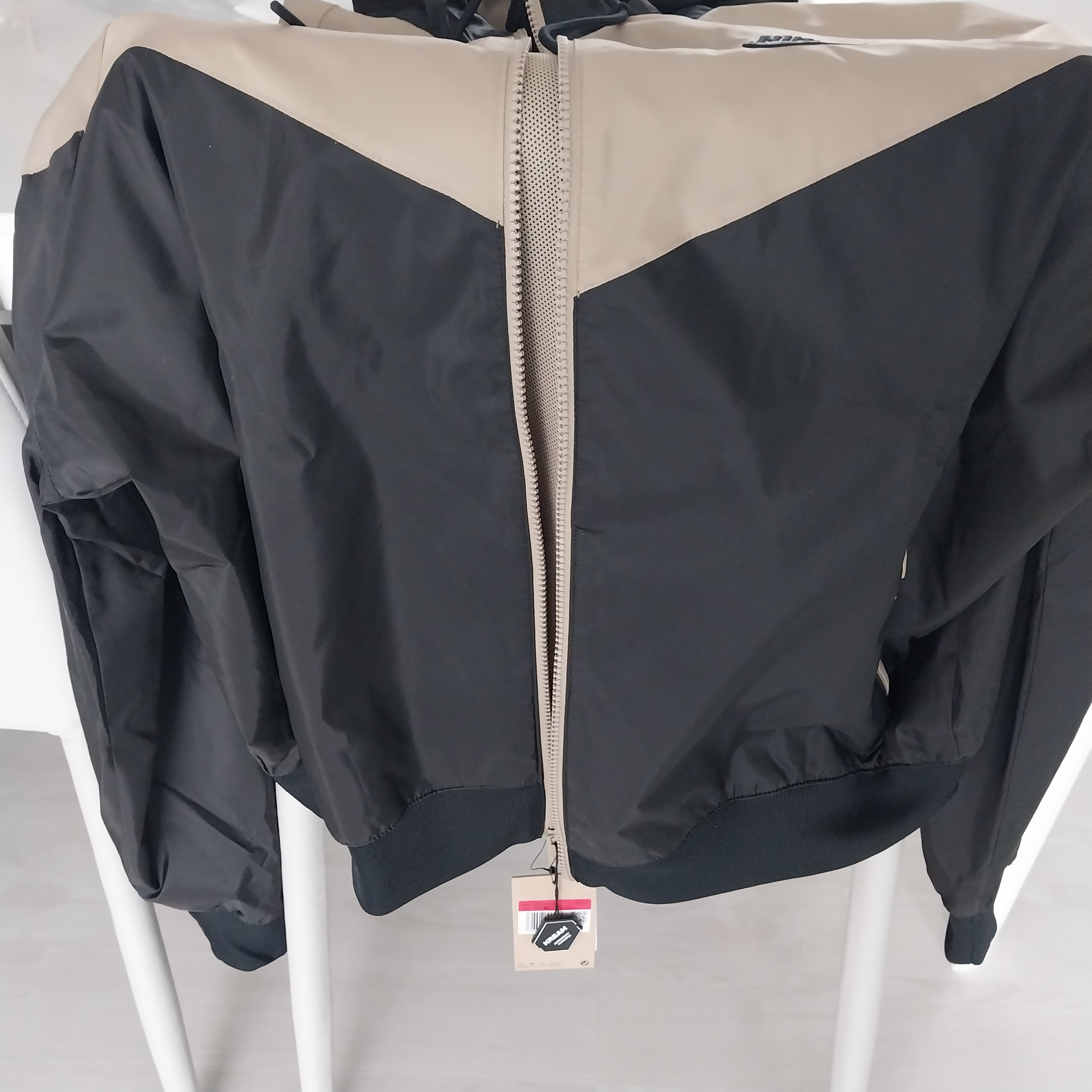 Nike NSW Windrunner Hooded Jacket Black Khaki - Asia 착용 스타일 - 2